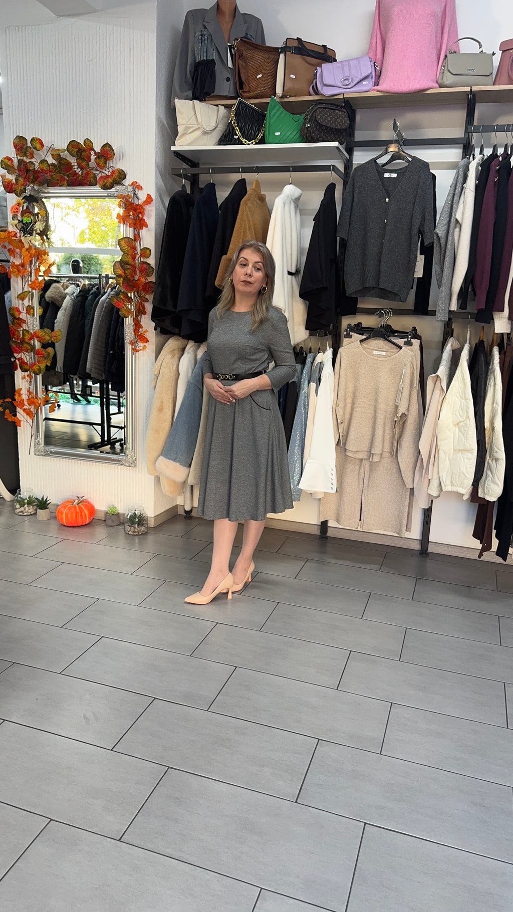 Rochie gri midi din tricot fin cu buzunare și cordon subțire