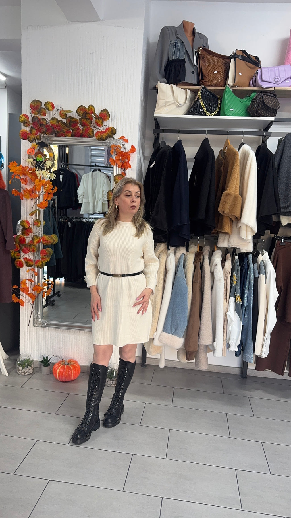 Rochie tricotată crem cu croi lejer și curea subțire