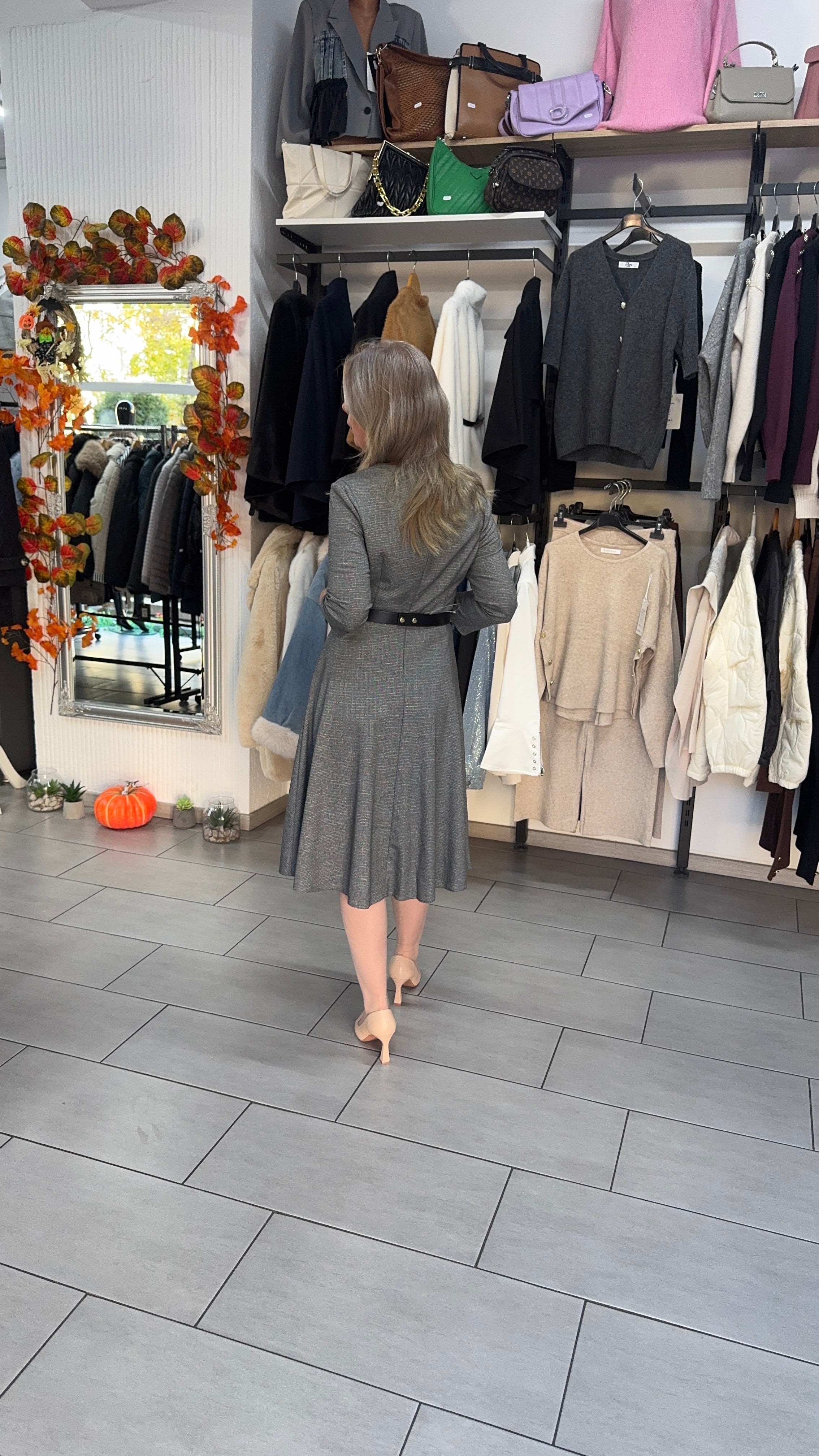 Rochie gri midi din tricot fin cu buzunare și cordon subțire