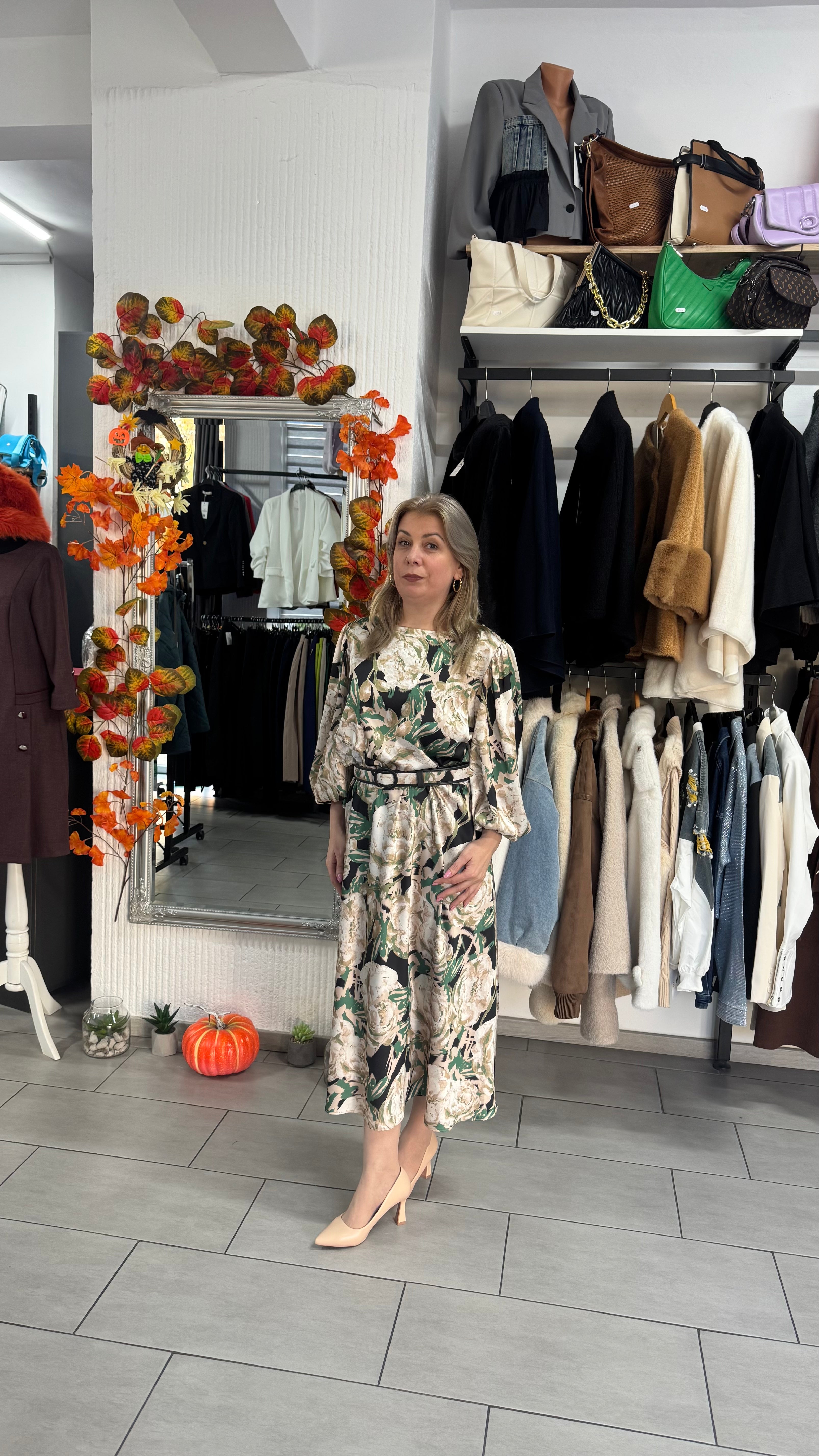 Rochie midi cu imprimeu floral și mâneci bufante