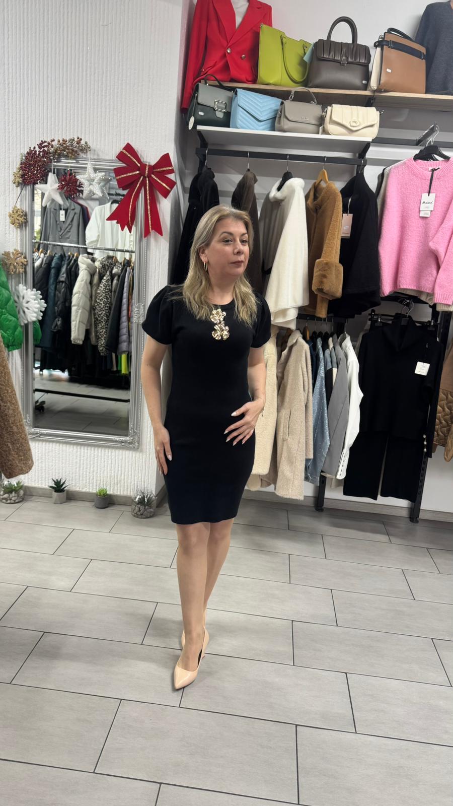 Rochie neagră elegantă din tricot fin cu aplicație decorativă aurie