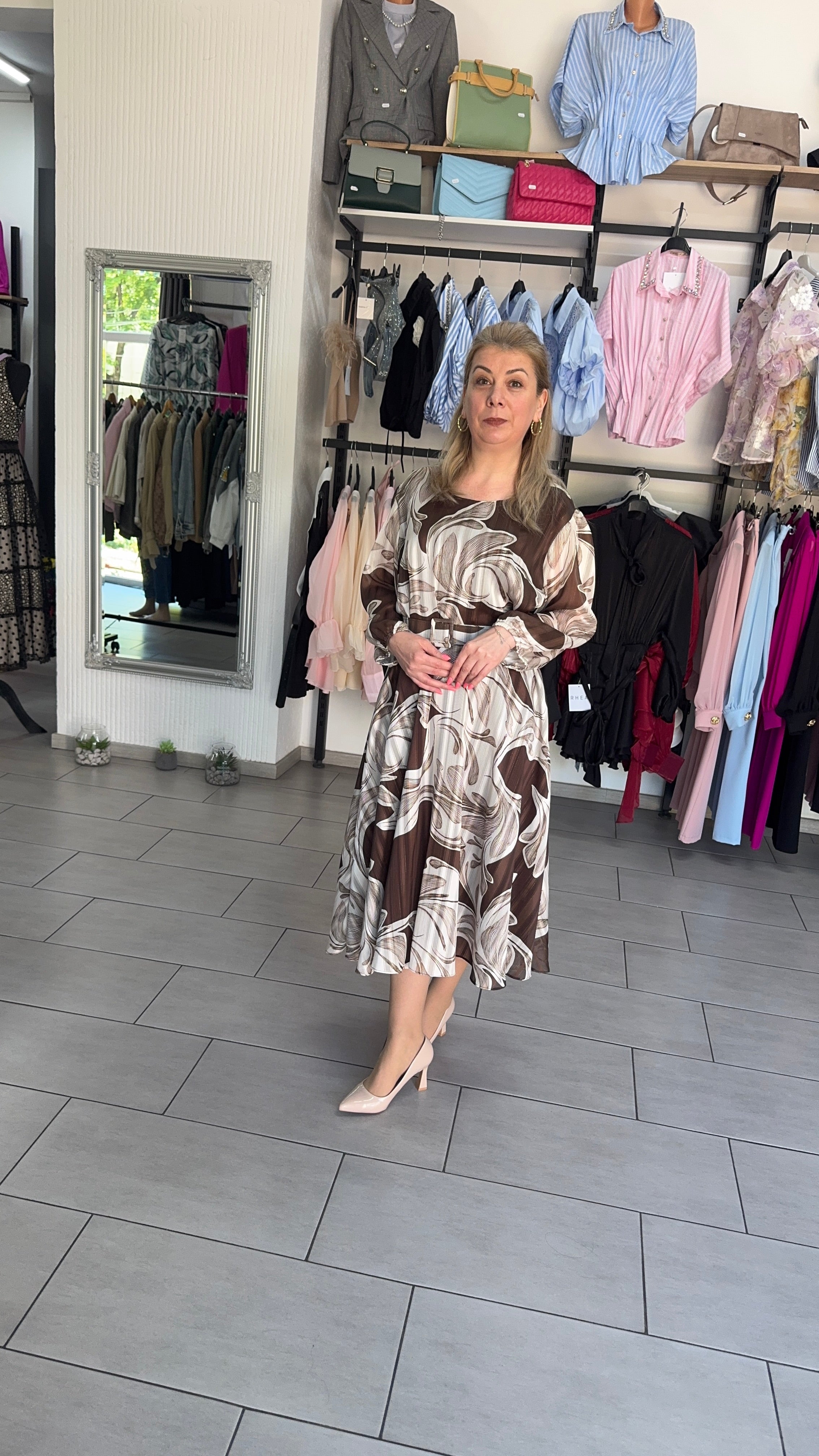 Rochie Midi Elegantă cu Imprimeu Abstract Maro și Curea în Talie