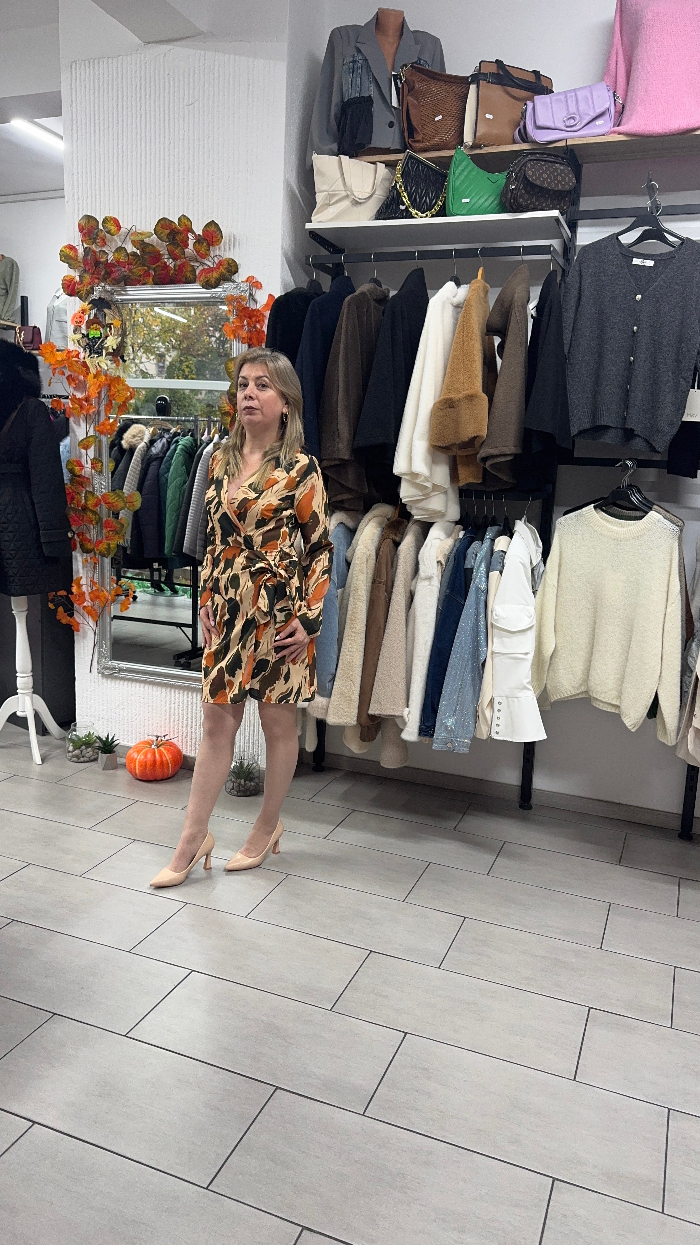 Rochie scurtă petrecută cu imprimeu abstract în nuanțe de toamnă