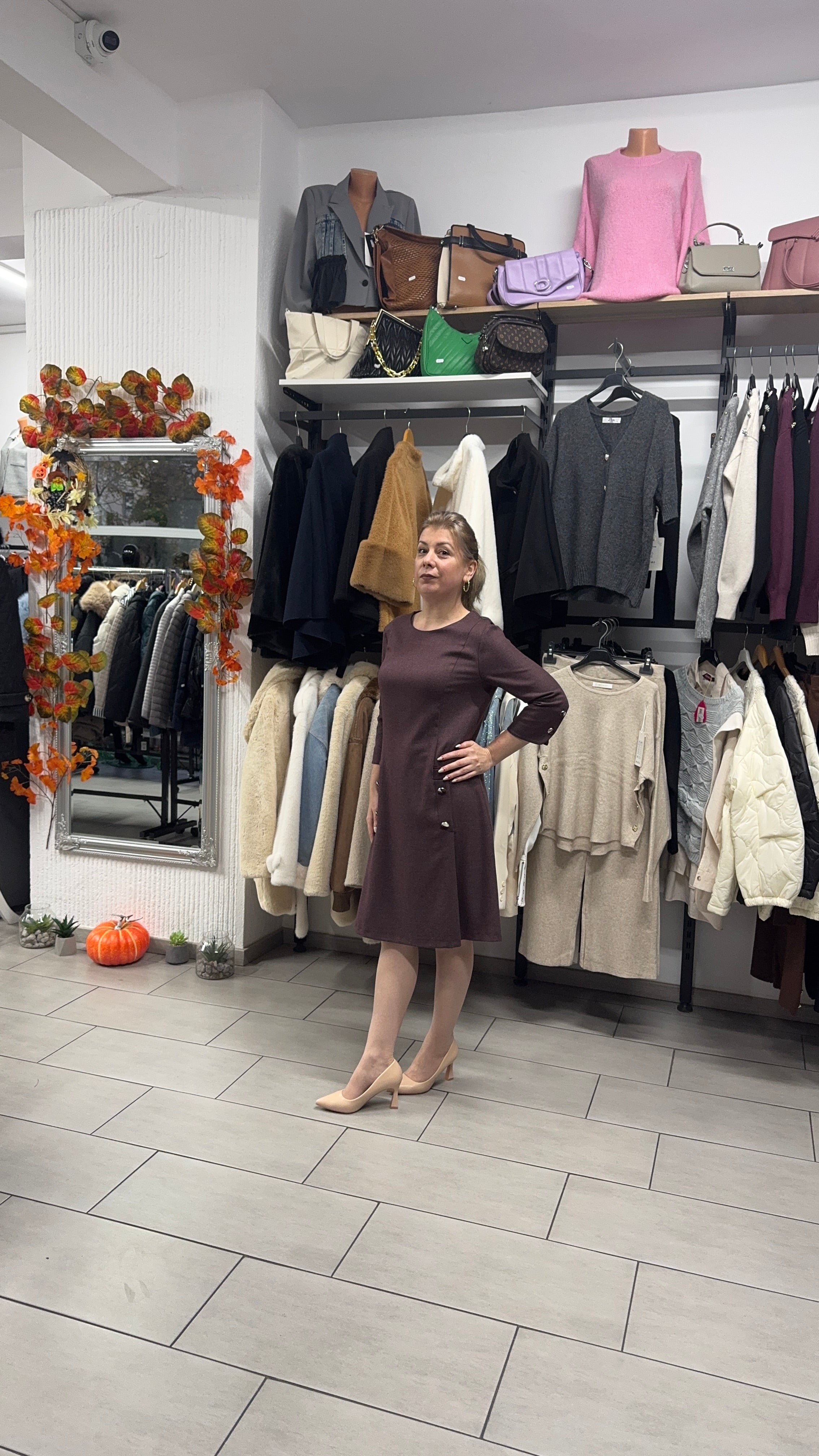 Rochie midi vișinie cu nasturi decorativi pe lateral