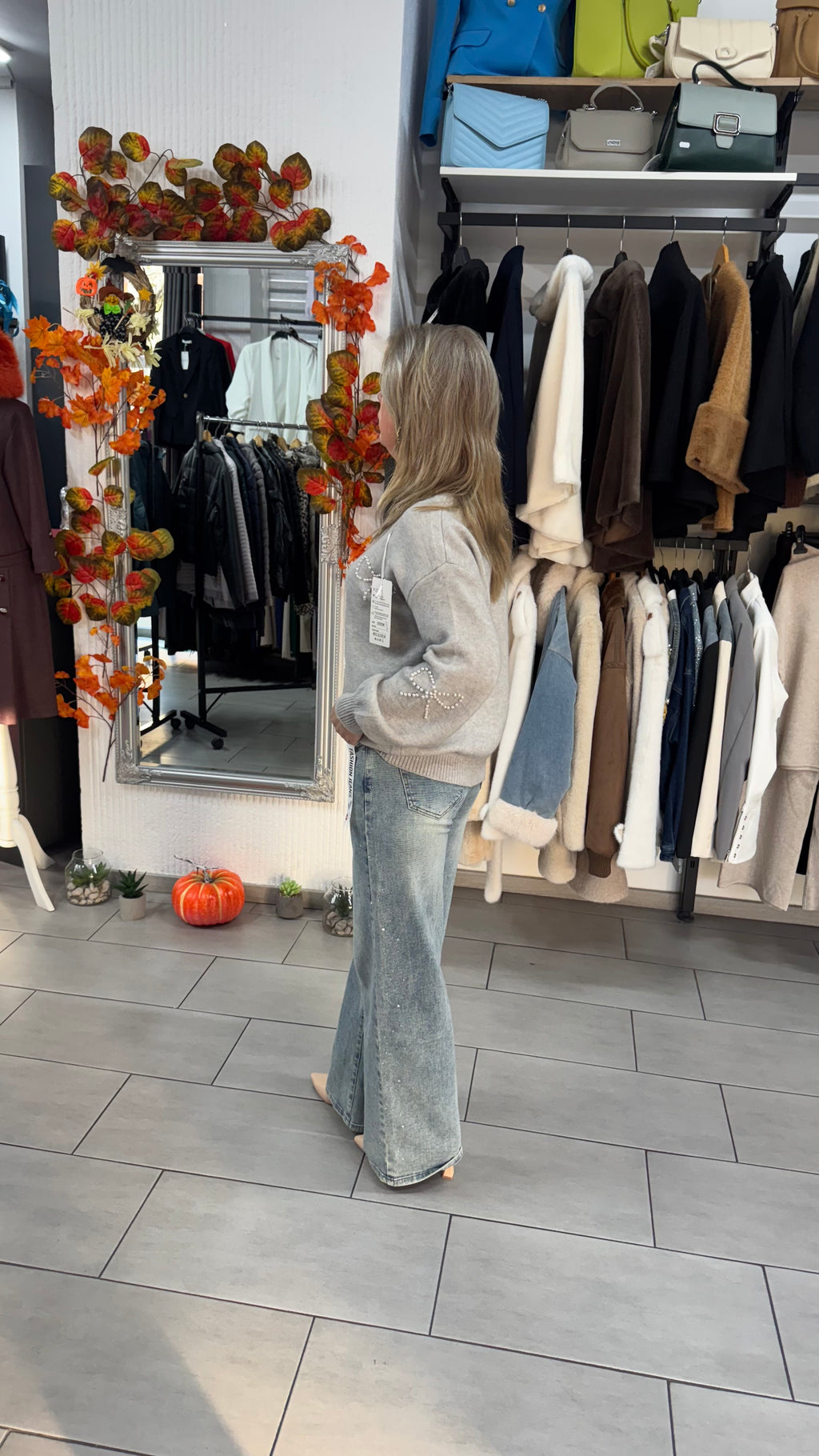 Pulover gri cu fundițe din perle aplicate