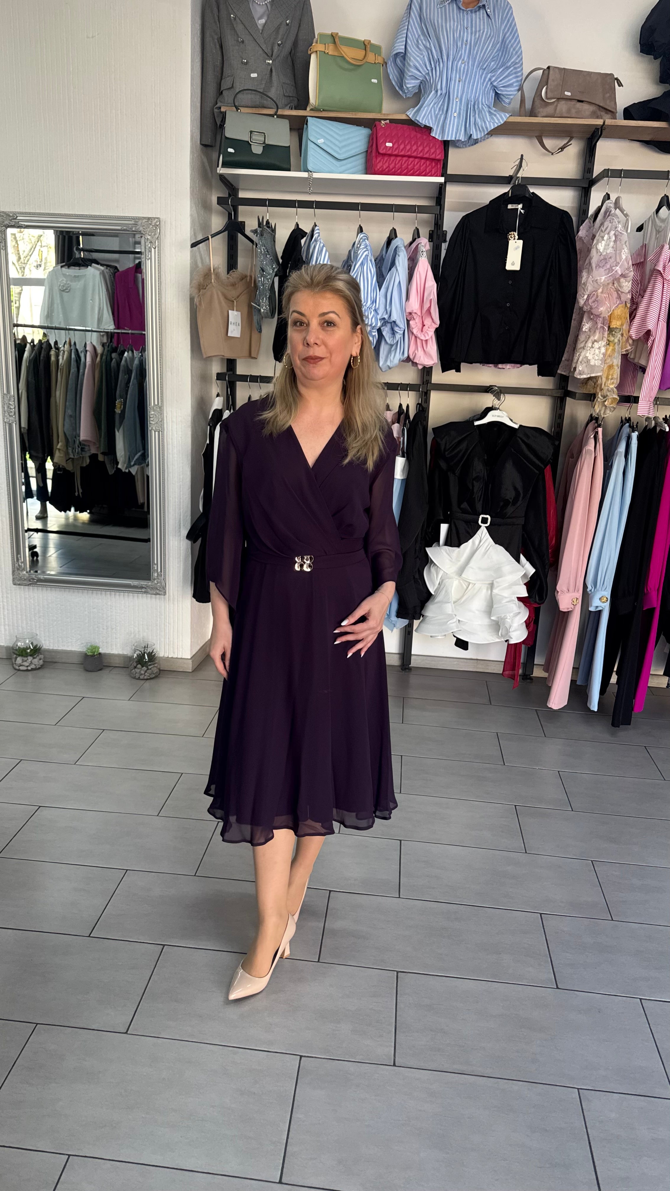 Rochie Midi Elegantă din Voal Prună cu Detaliu Auriu în Talie