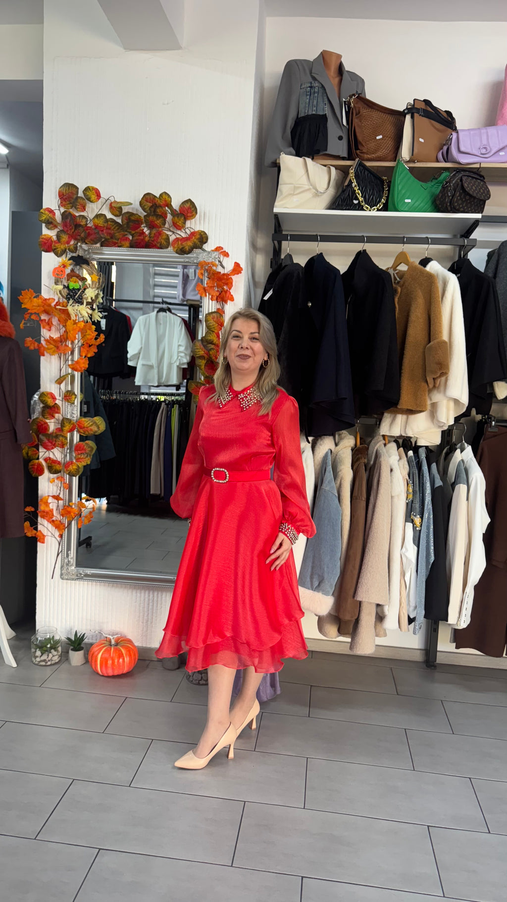 Rochie roșie din voal satinat cu guler și manșete strălucitoare