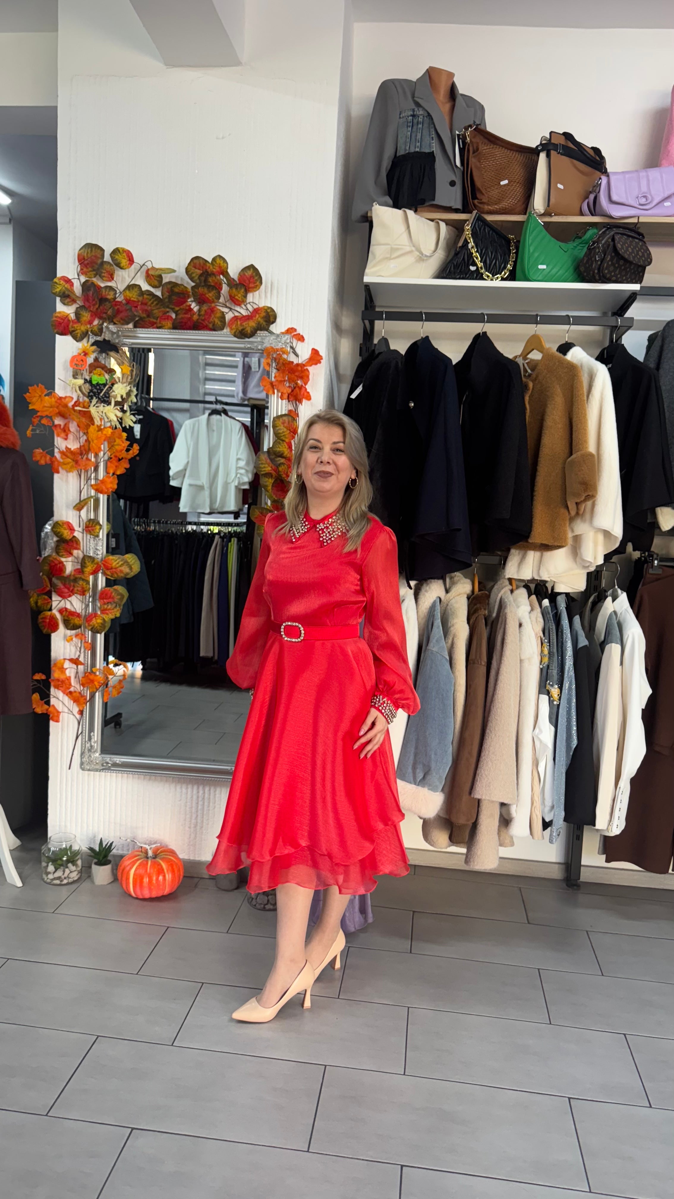 Rochie roșie din voal satinat cu guler și manșete strălucitoare