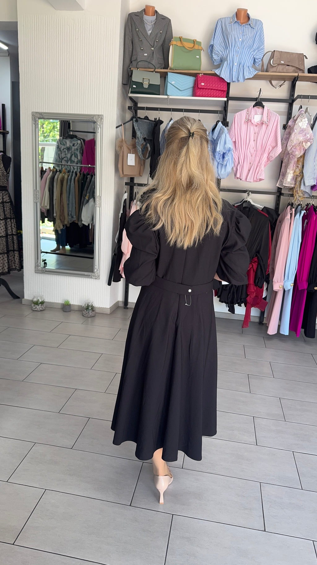 Rochie Midi Neagră Elegantă cu Decolteu în V, Cordon și Floare Aplicată