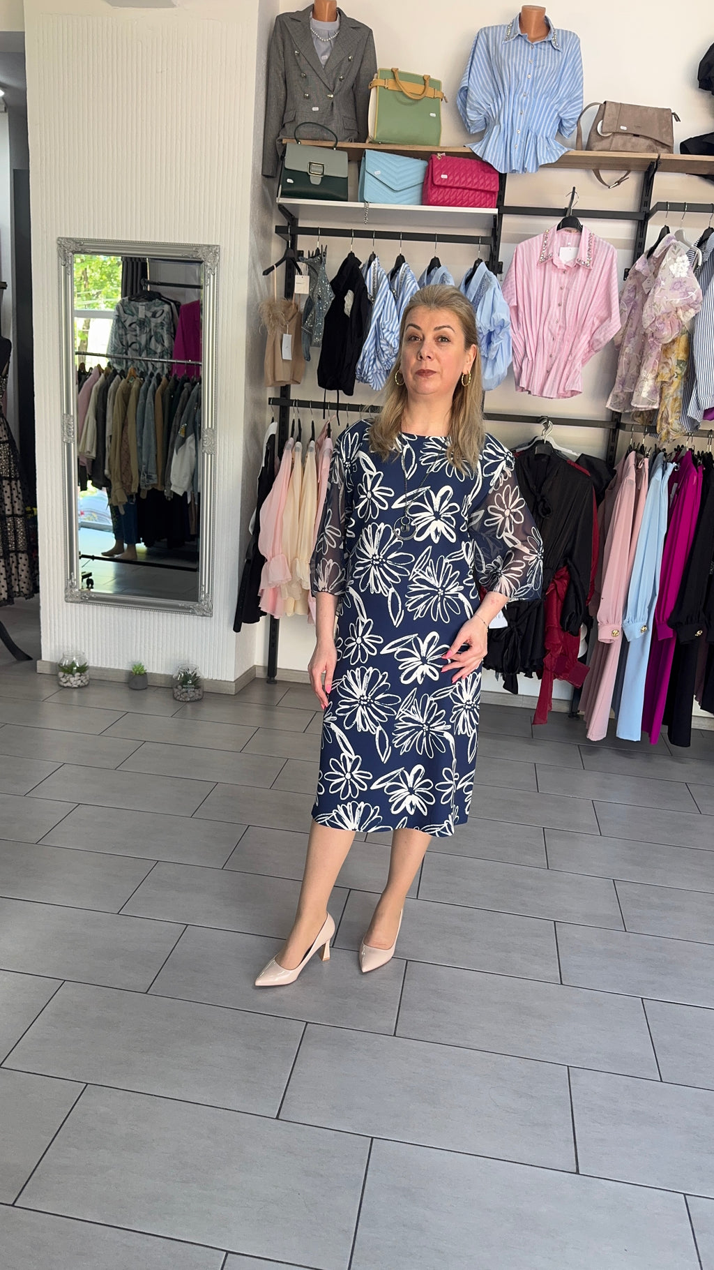Rochie Midi Albastră cu Imprimeu Floral și Mâneci din Tull Semitransparent