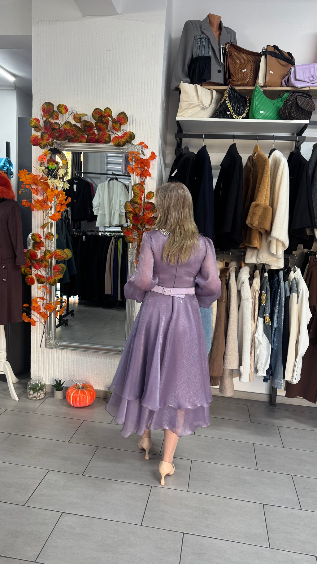 Rochie lila din voal satinat cu guler și manșete strălucitoare