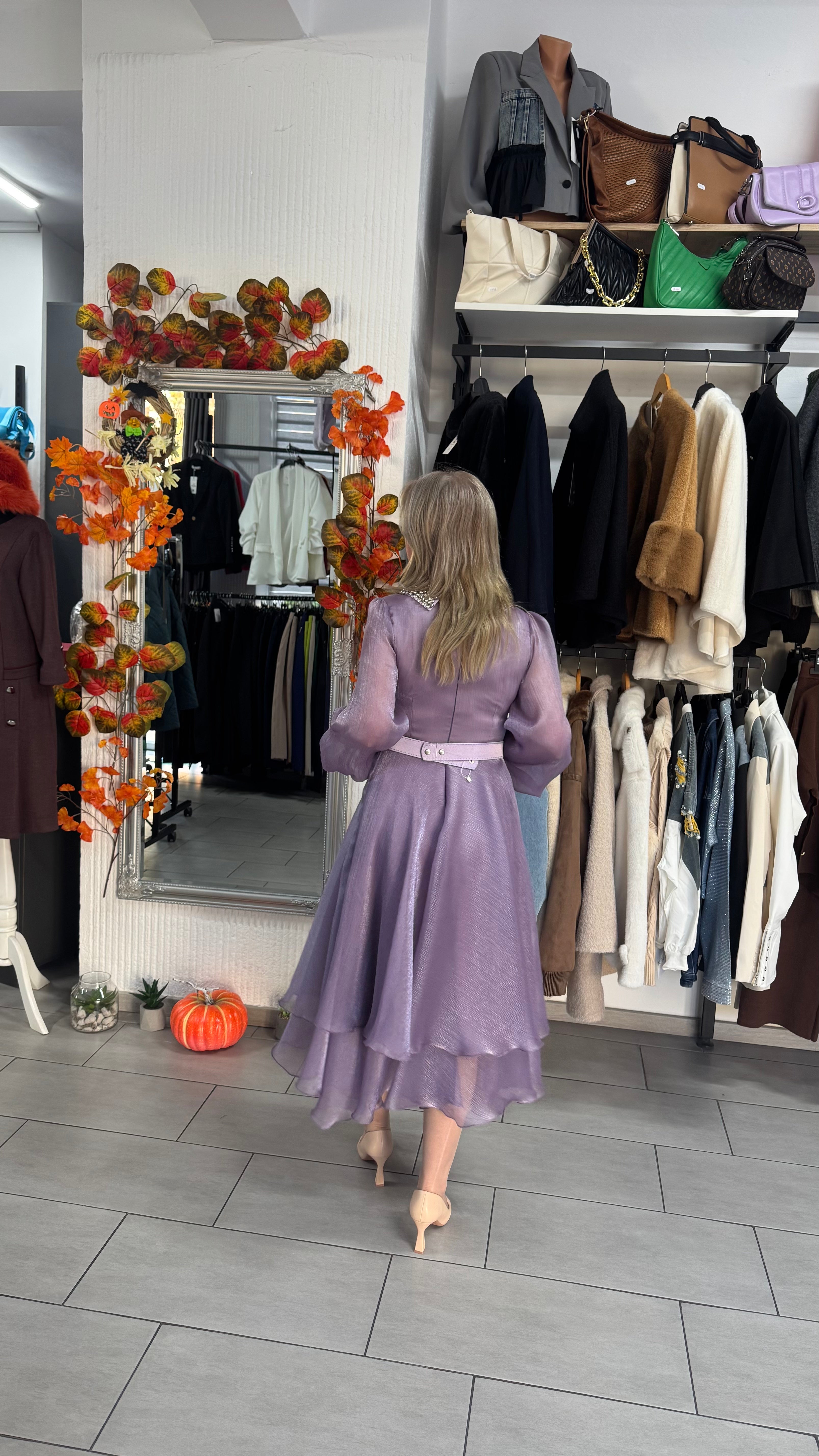 Rochie lila din voal satinat cu guler și manșete strălucitoare