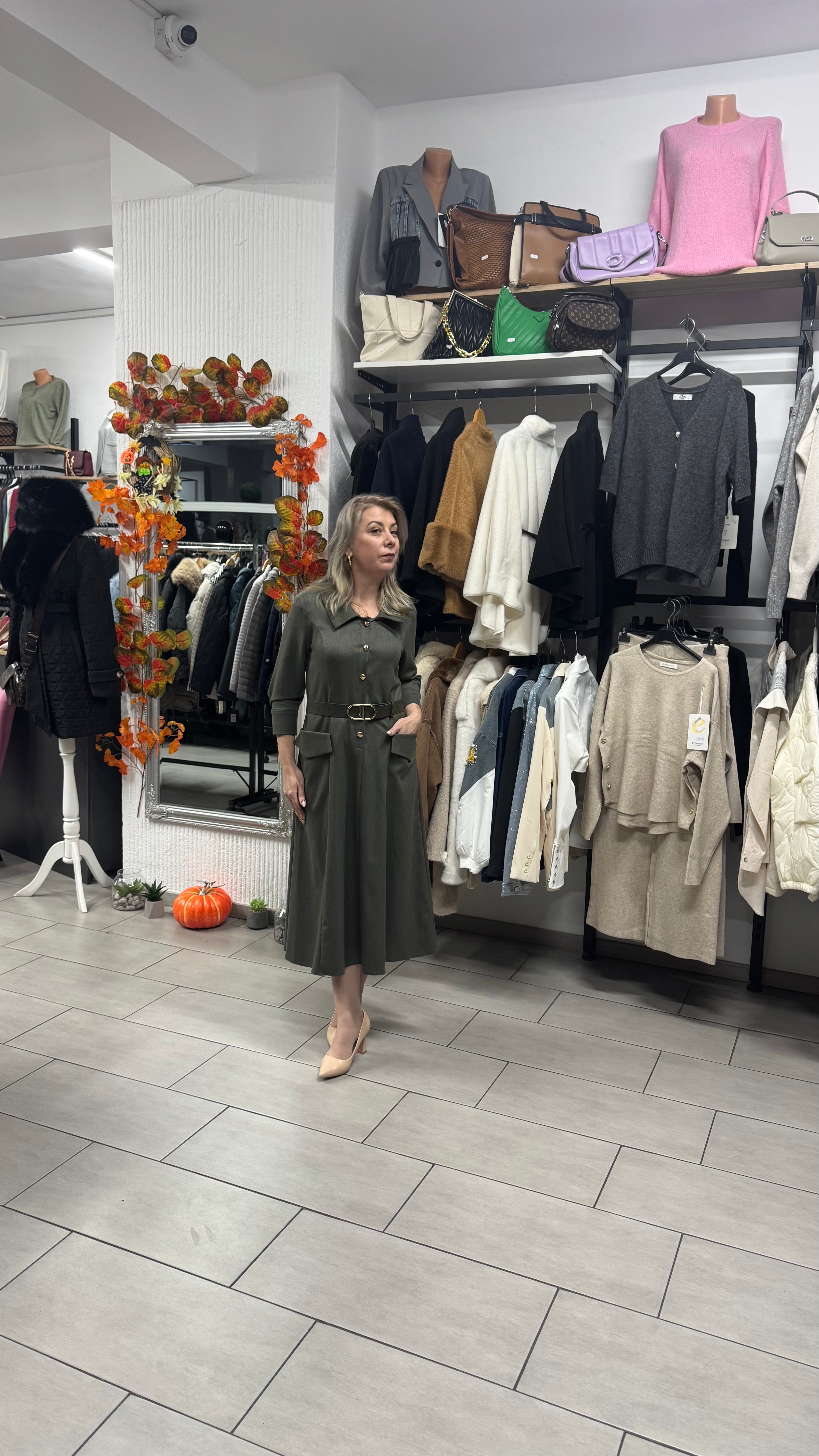 Rochie midi kaki cu nasturi și curea aurie