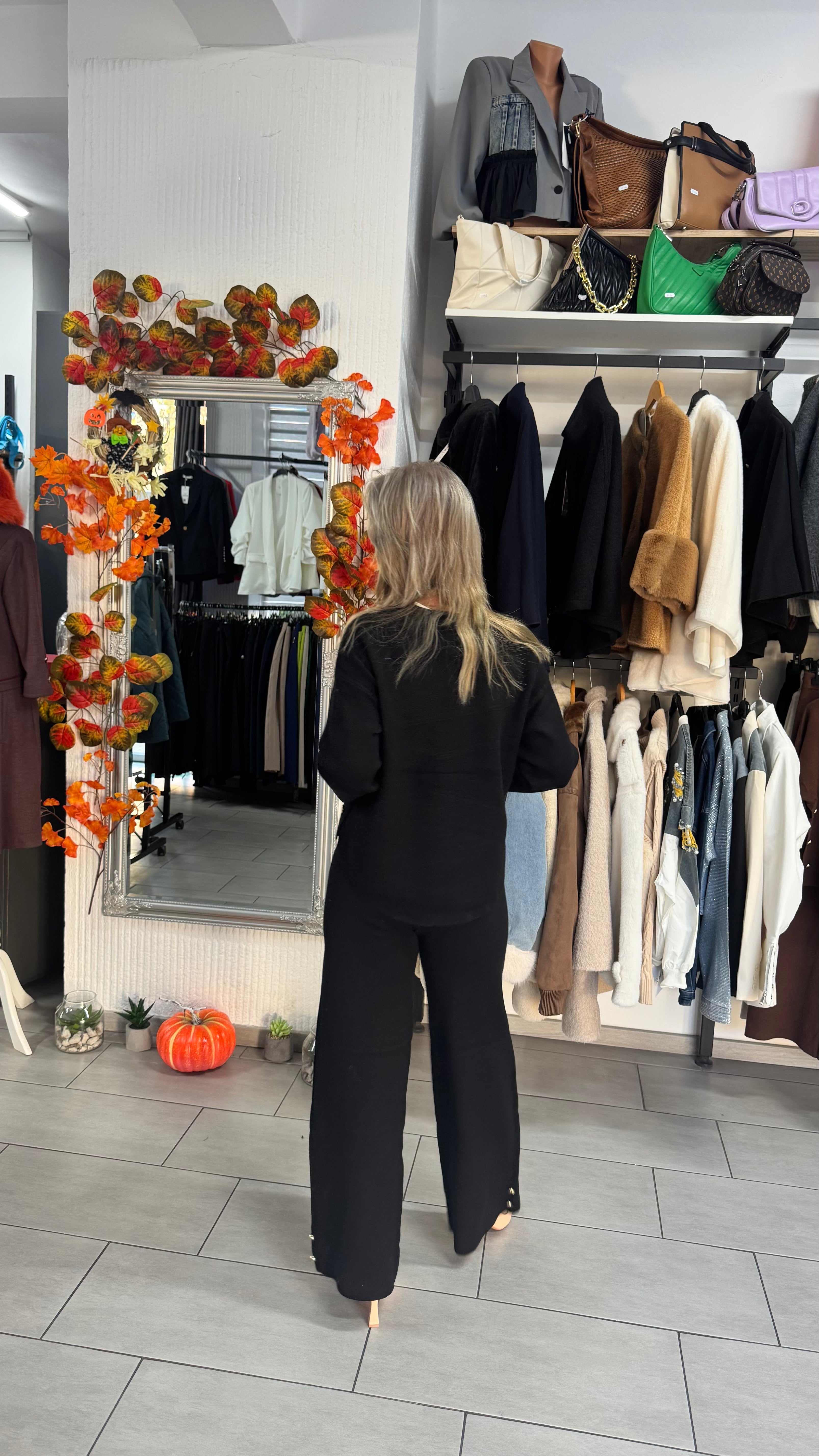 Compleu negru din tricot cu nasturi aurii decorativi