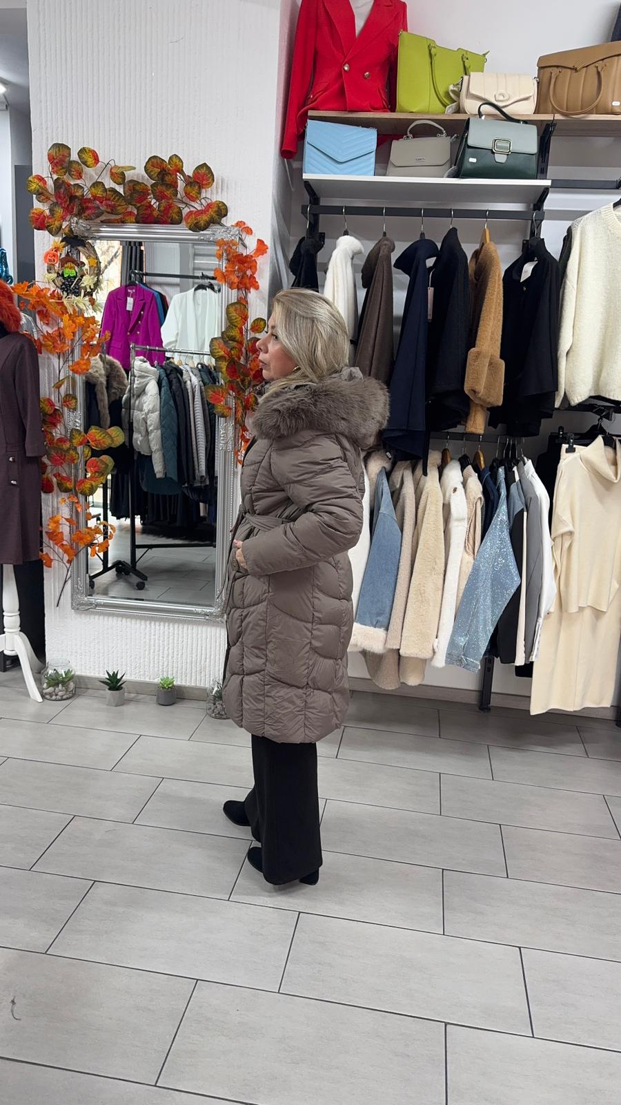 Geacă lungă cappuccino cu cordon și glugă cu blană