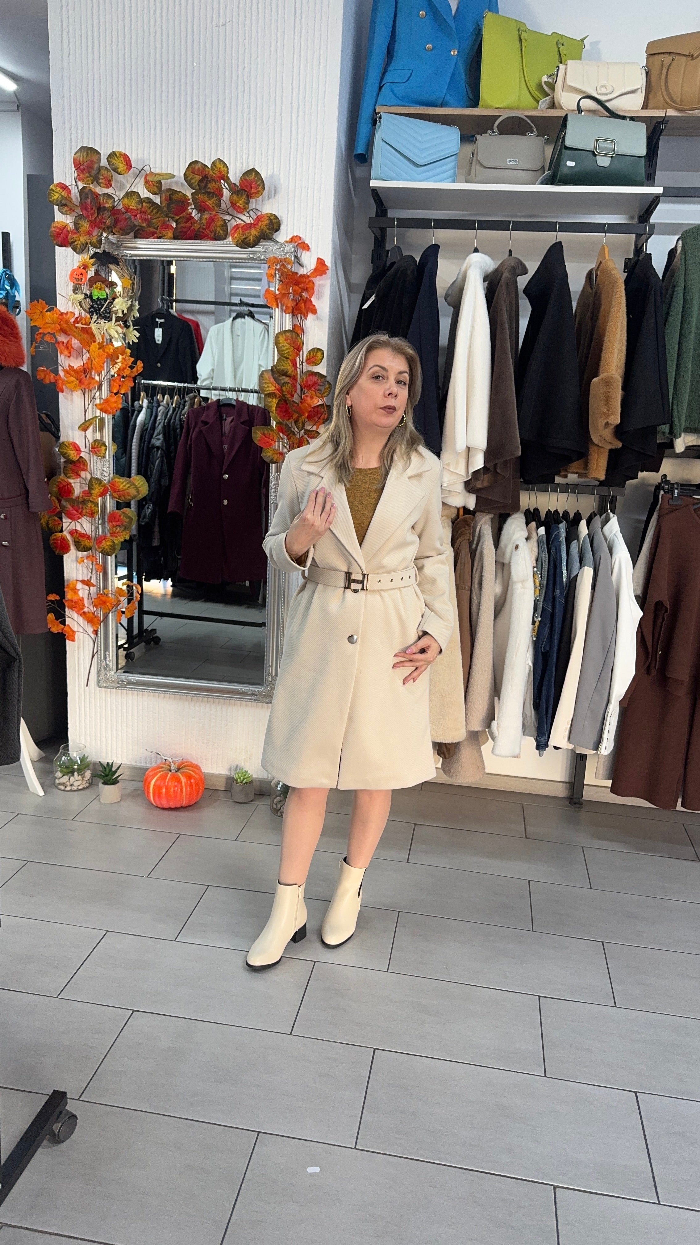 Palton crem elegant cu curea și revere clasice