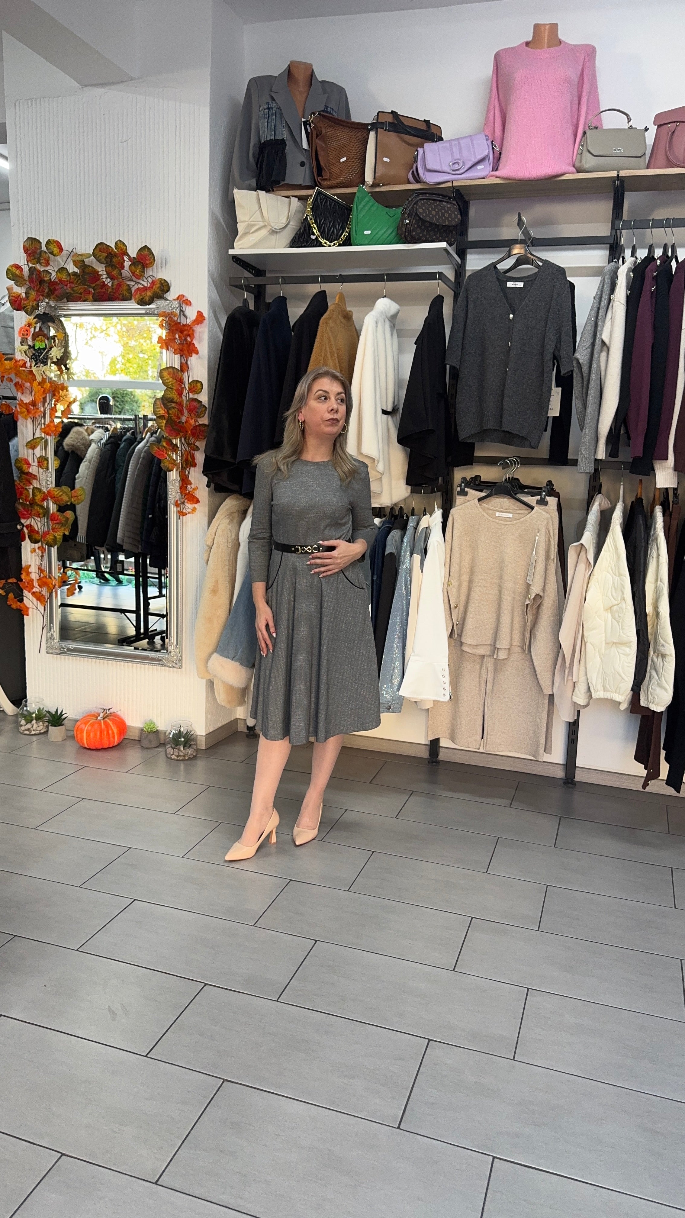 Rochie gri midi din tricot fin cu buzunare și cordon subțire