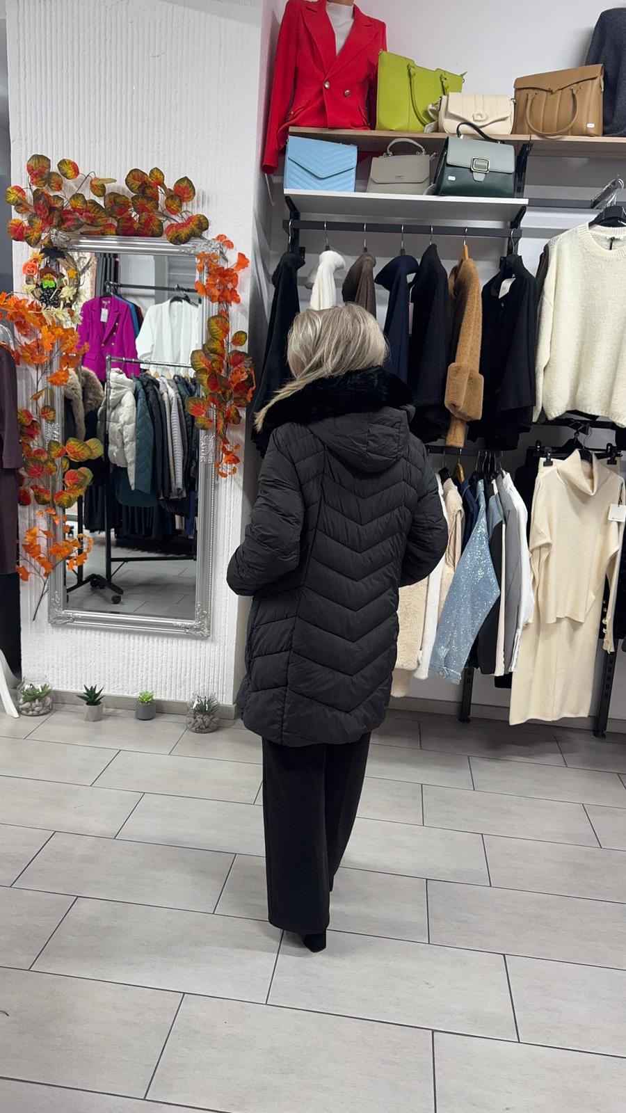 Geacă neagră lungă cu glugă și blană