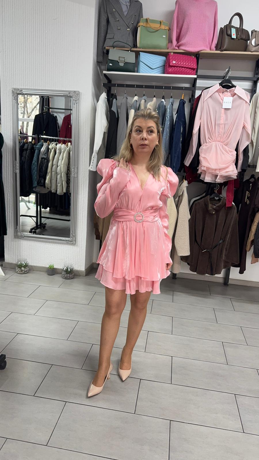 Rochie elegantă roz pudră cu volane și curea în talie