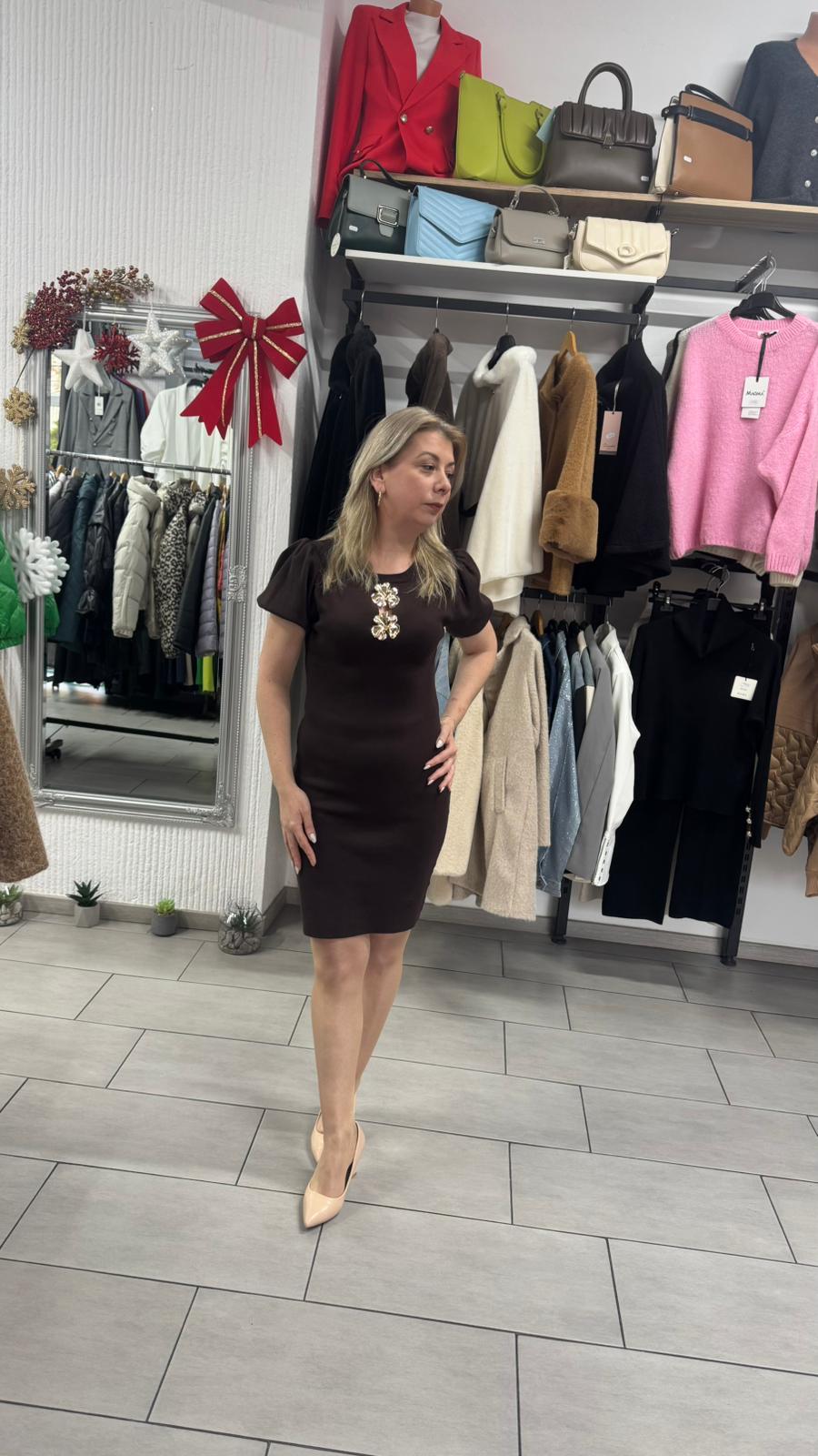 Rochie maro elegantă din tricot fin cu aplicație decorativă aurie