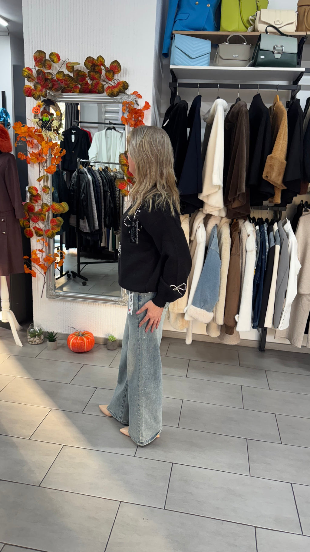 Pulover negru cu fundițe din perle aplicate