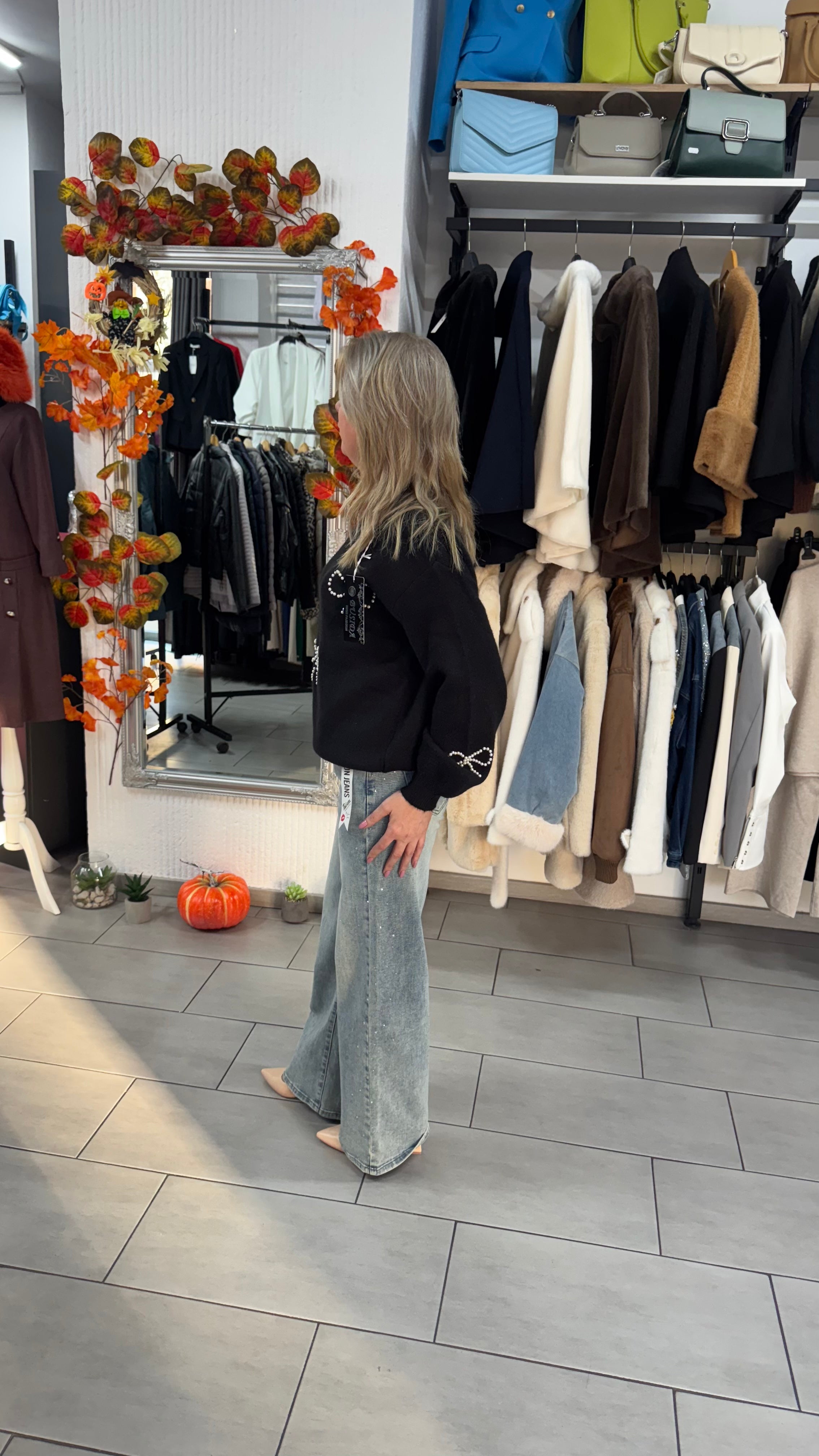 Pulover negru cu fundițe din perle aplicate