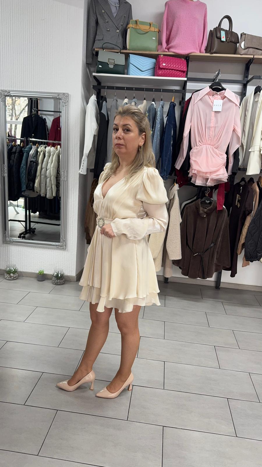 Rochie elegantă crem cu volane și curea în talie