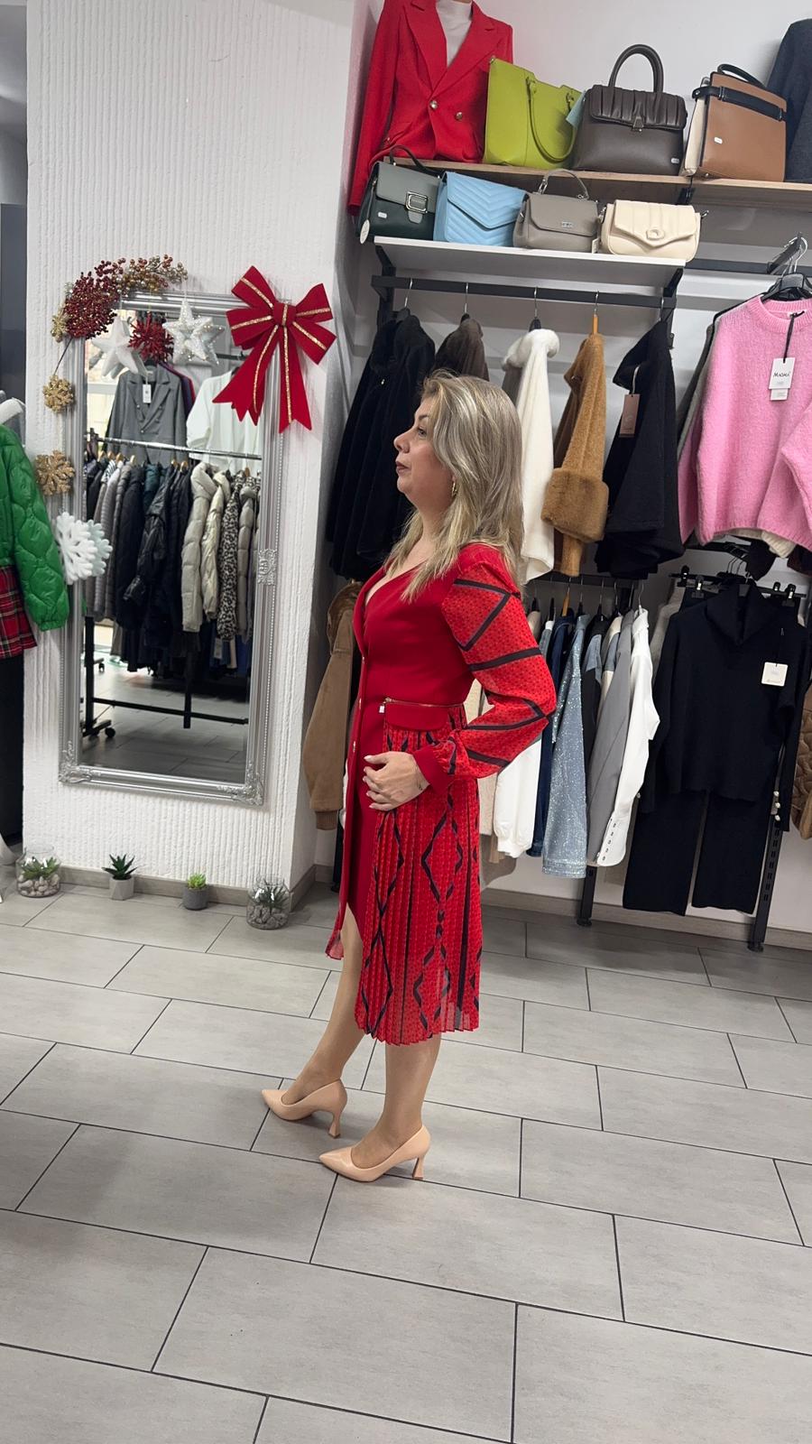 Rochie roșie scurtă cu mâneci vaporoase și imprimeu