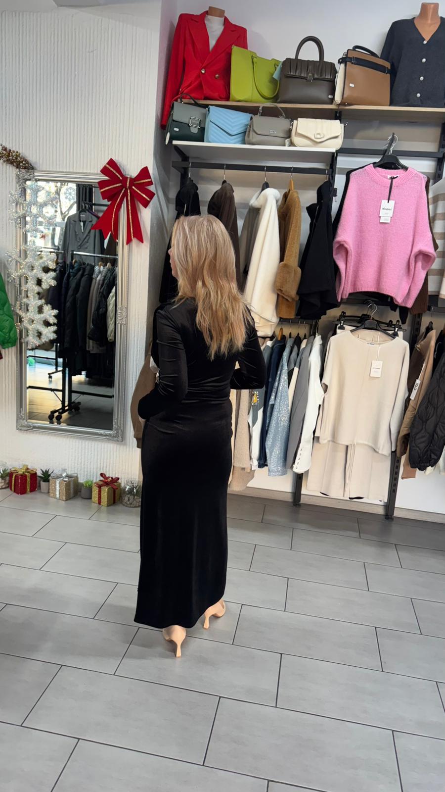 Rochie lungă elegantă din catifea neagră cu drapaj și mâneci lungi