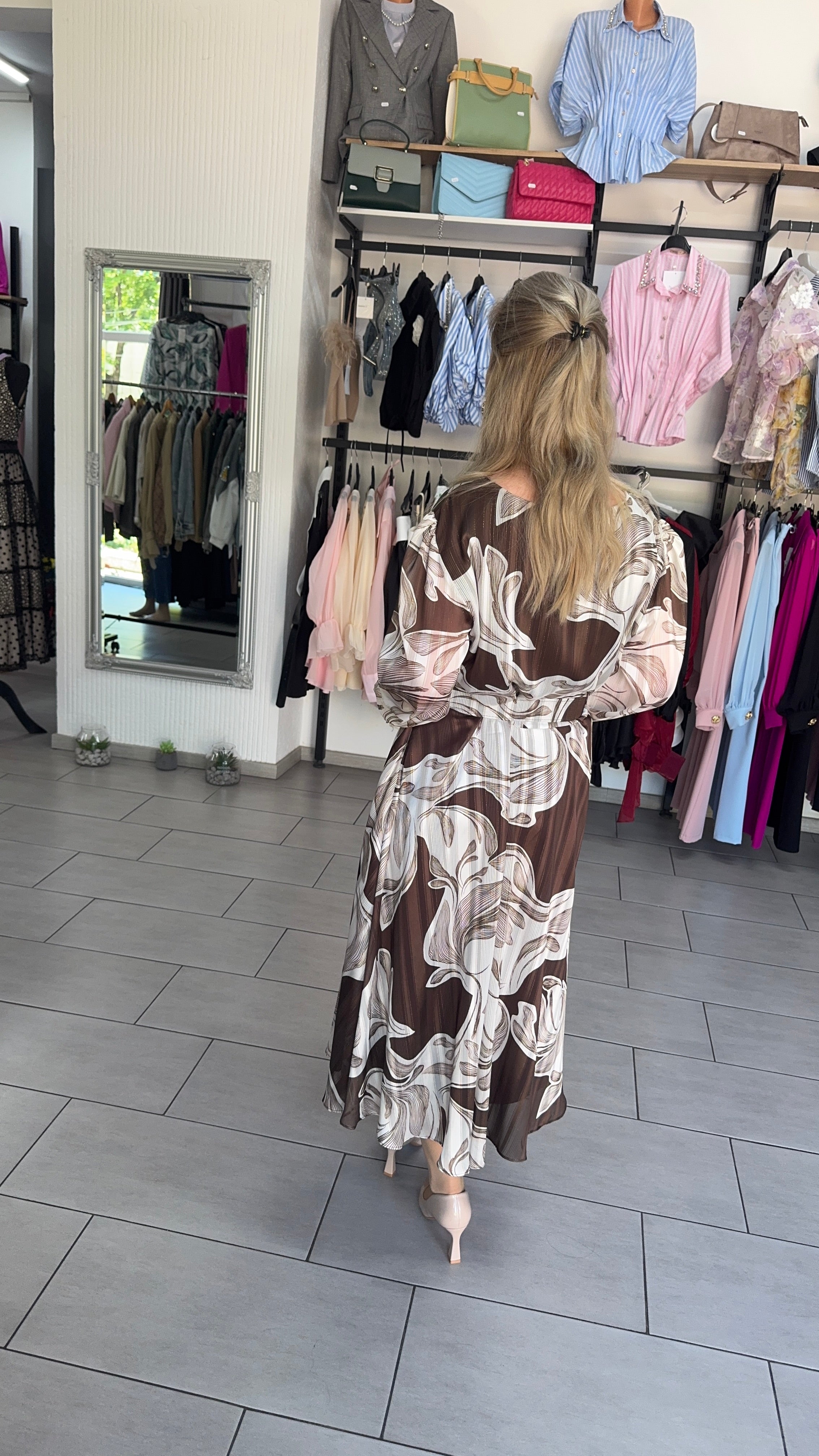 Rochie Midi Elegantă cu Imprimeu Abstract Maro și Curea în Talie