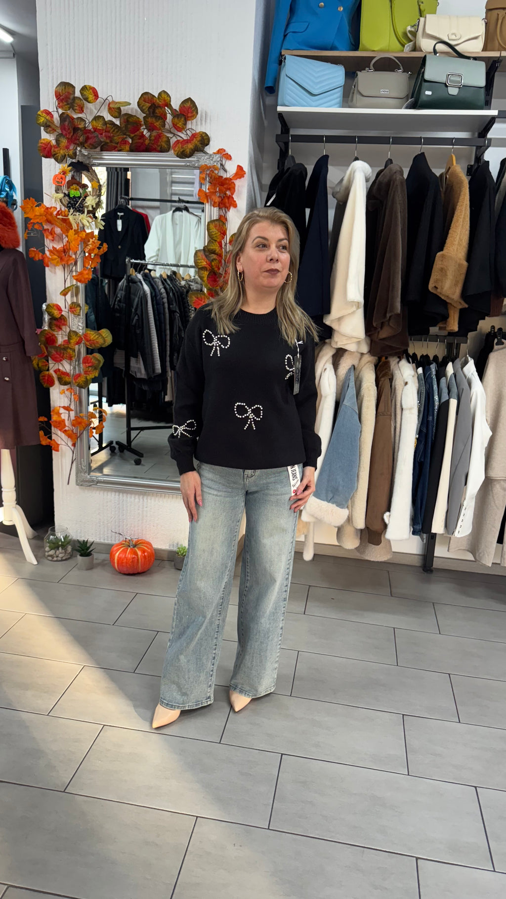 Pulover negru cu fundițe din perle aplicate