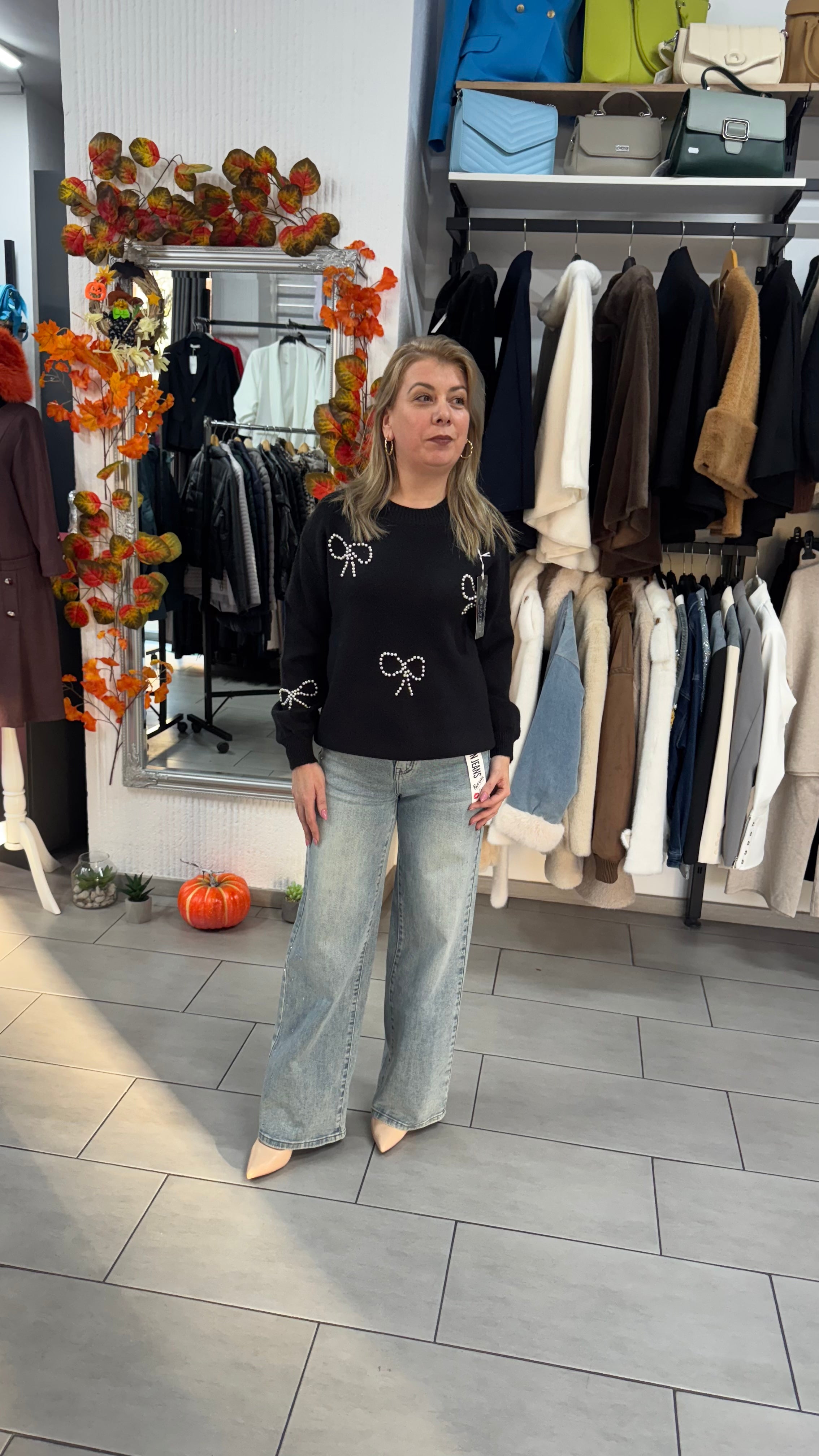 Pulover negru cu fundițe din perle aplicate