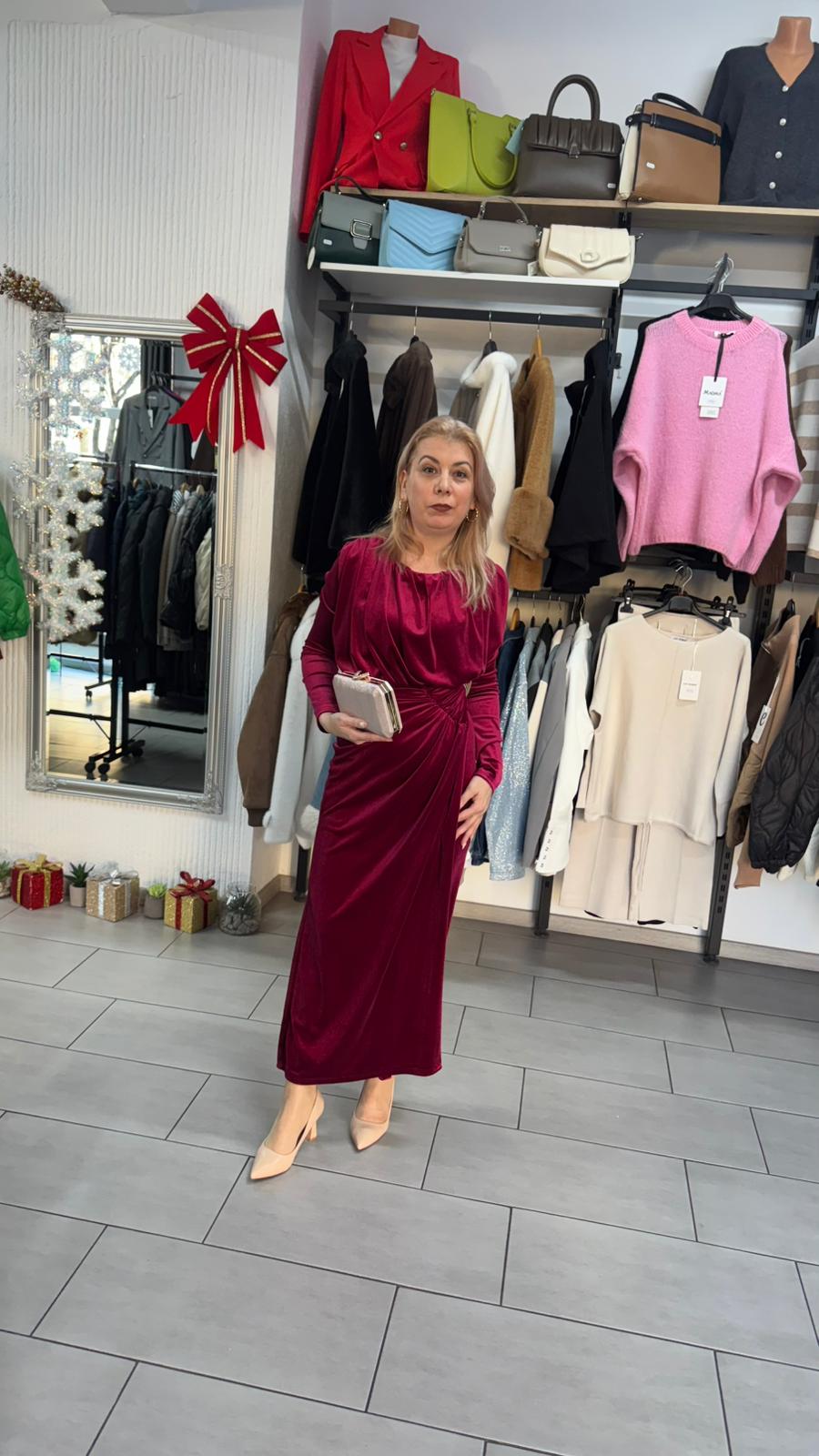 Rochie lungă elegantă din catifea bordo cu drapaj și mâneci lungi