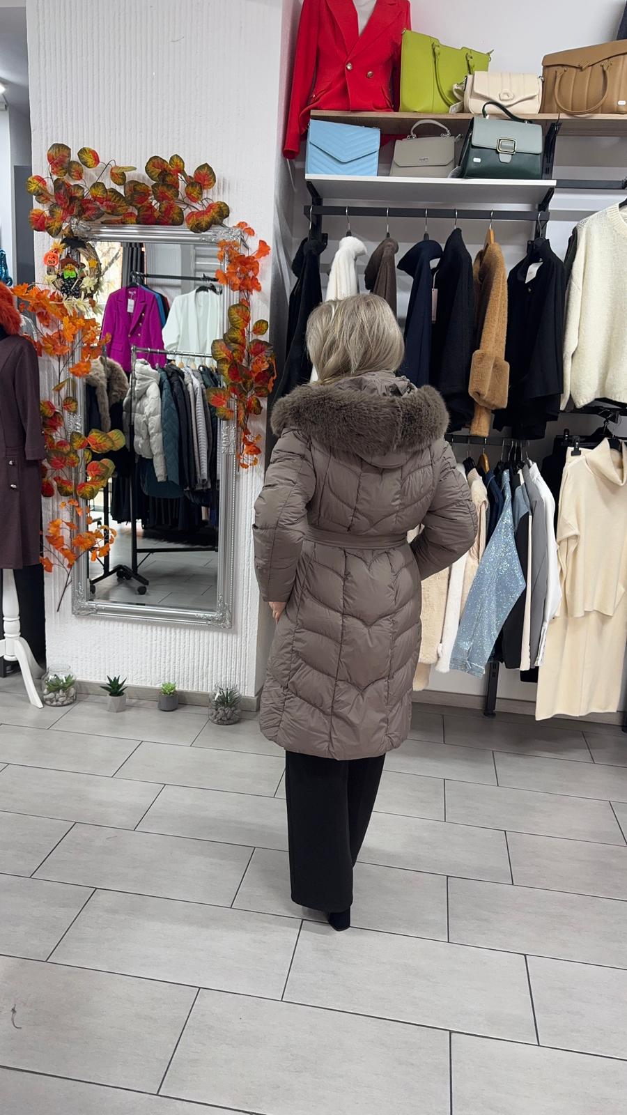 Geacă lungă cappuccino cu cordon și glugă cu blană