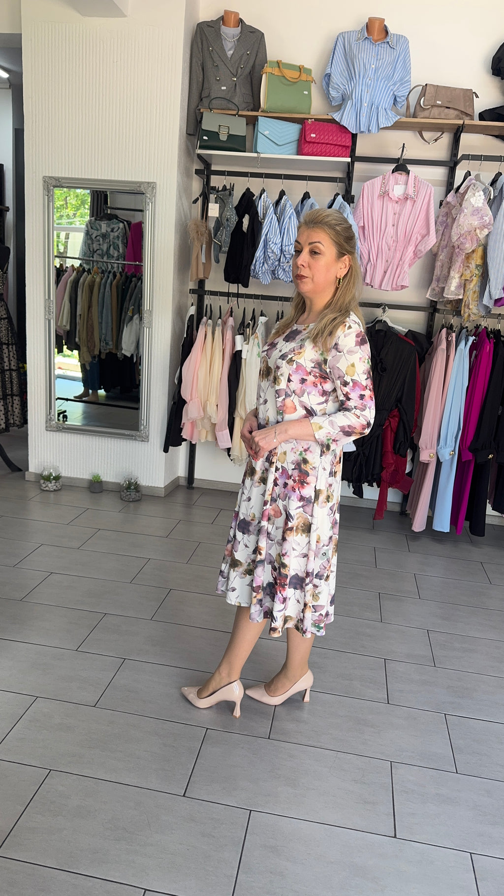 Rochie Midi în Cloș Albă cu Imprimeu Floral Lila și Mâneci Trei Sferturi