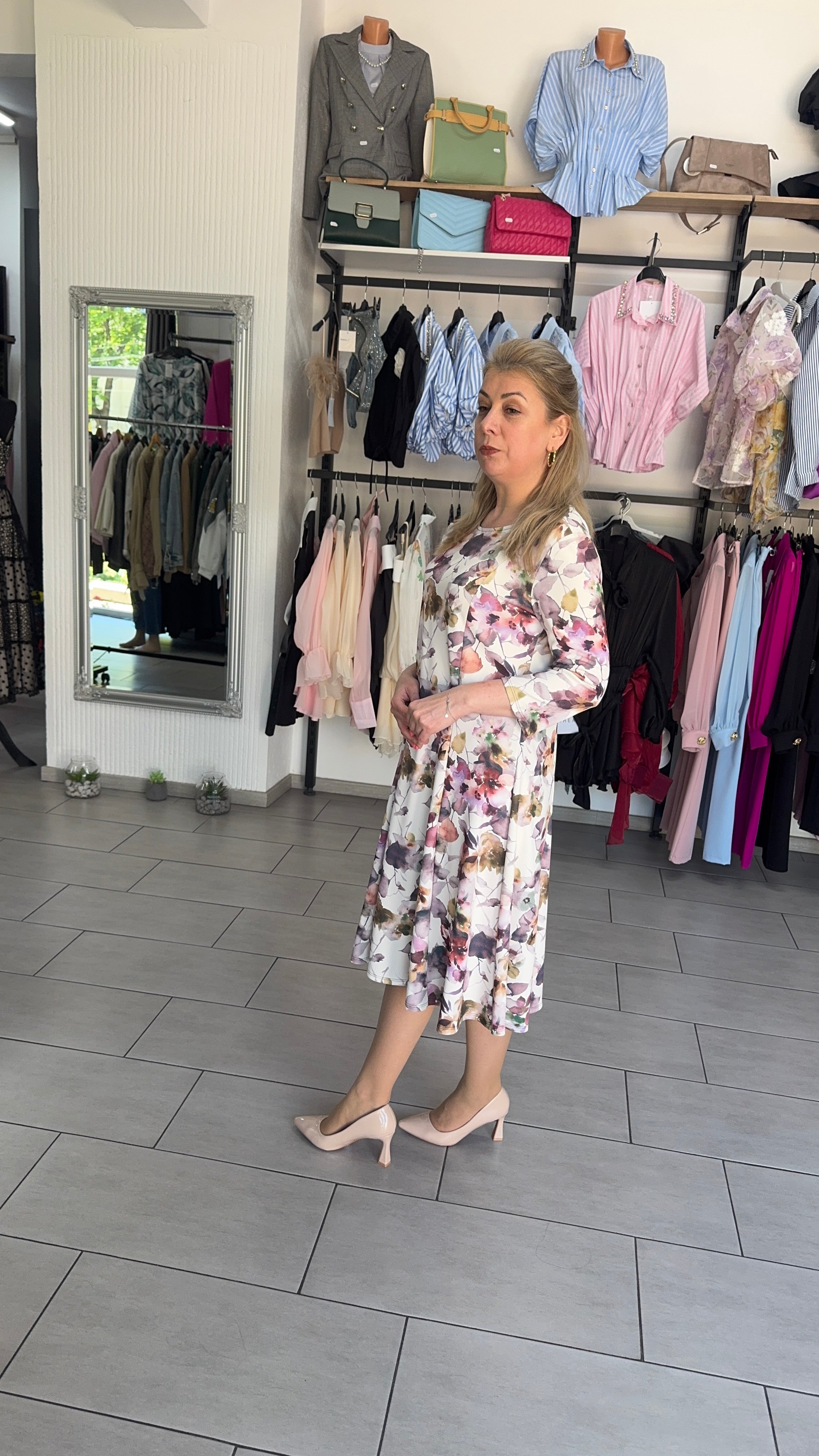 Rochie Midi în Cloș Albă cu Imprimeu Floral Lila și Mâneci Trei Sferturi