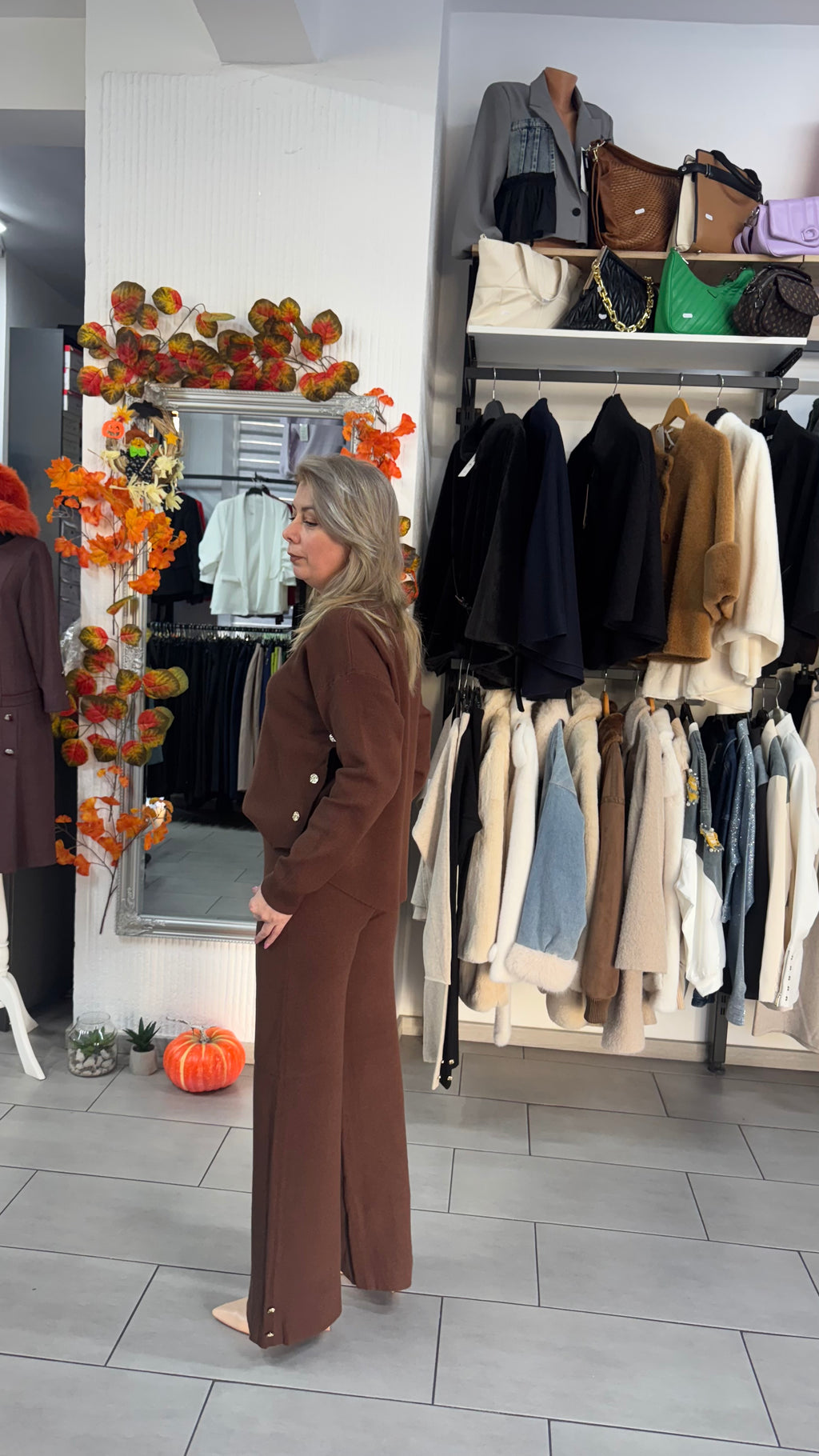 Compleu maro din tricot cu croi lejer și detalii aurii