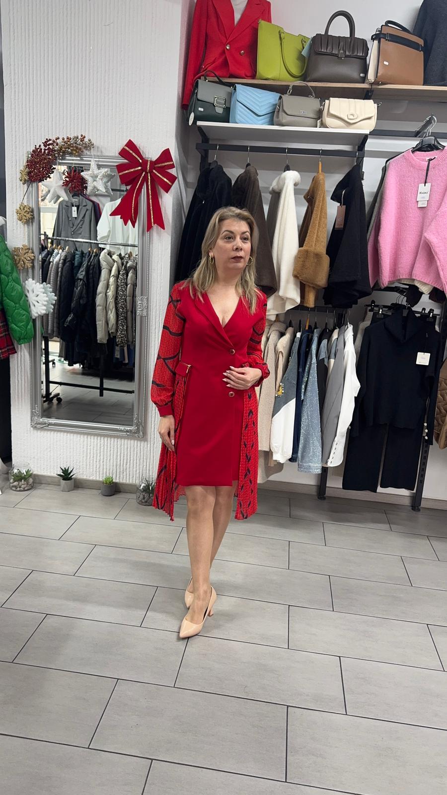 Rochie roșie scurtă cu mâneci vaporoase și imprimeu