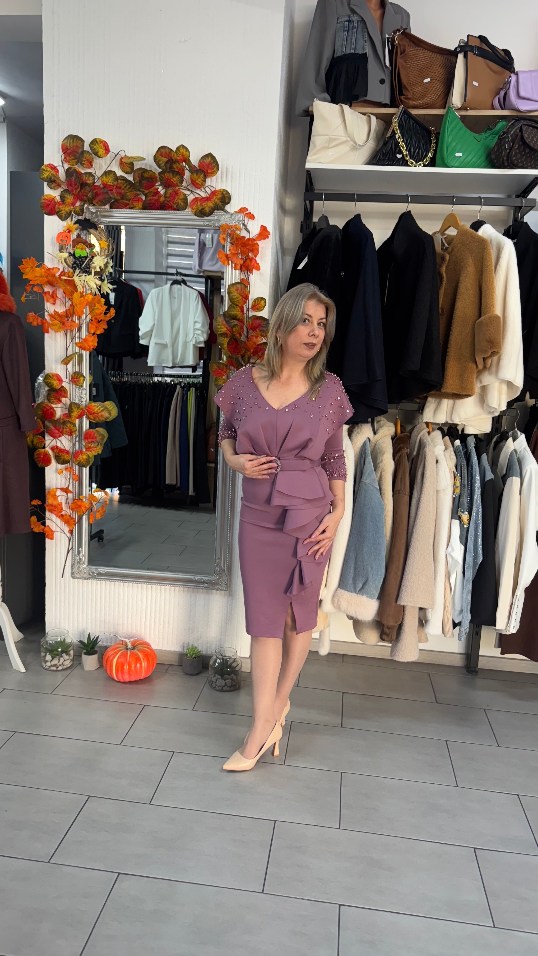 Rochie lila cu perle aplicate și detaliu peplum