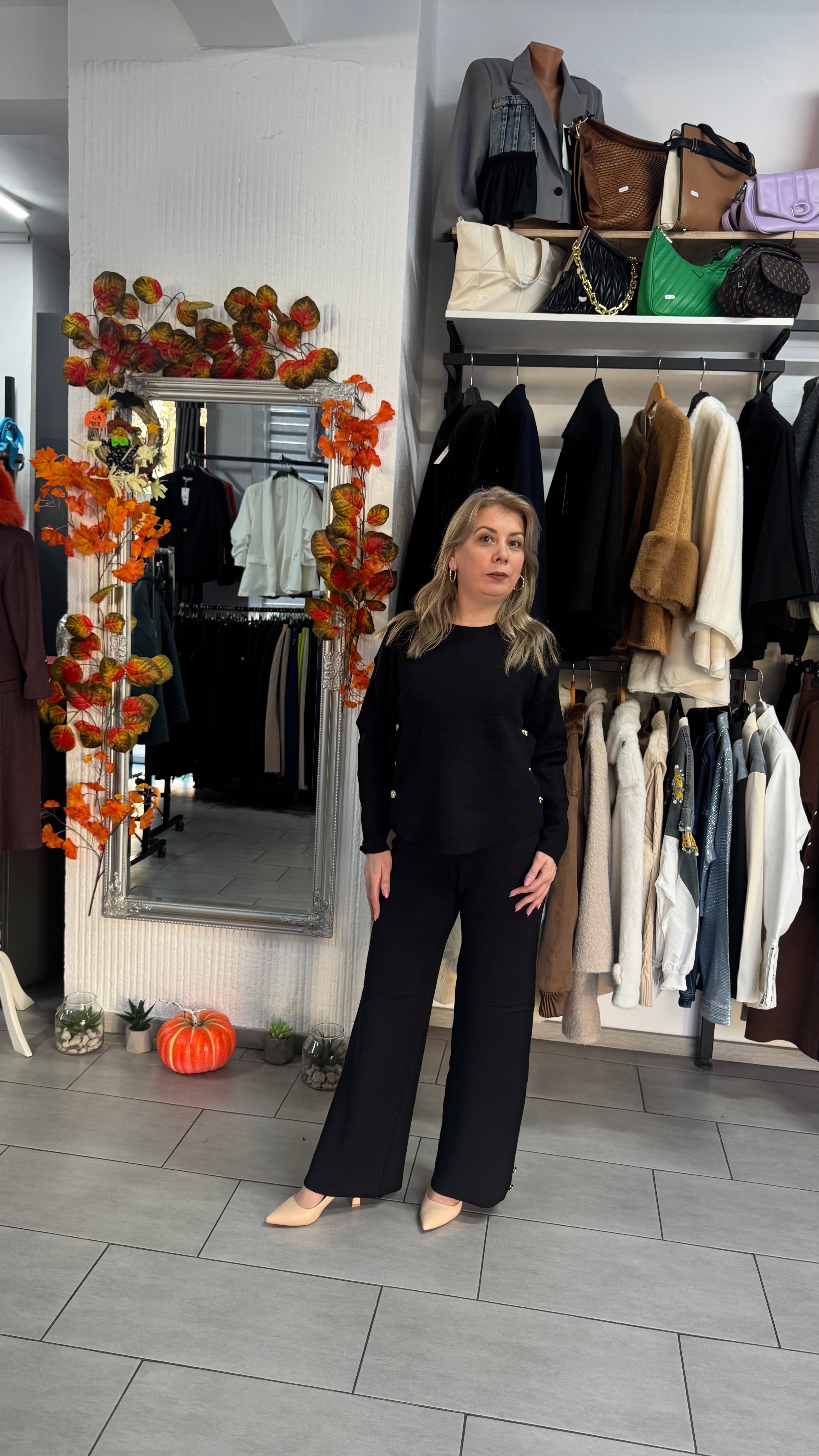 Compleu negru din tricot cu nasturi aurii decorativi