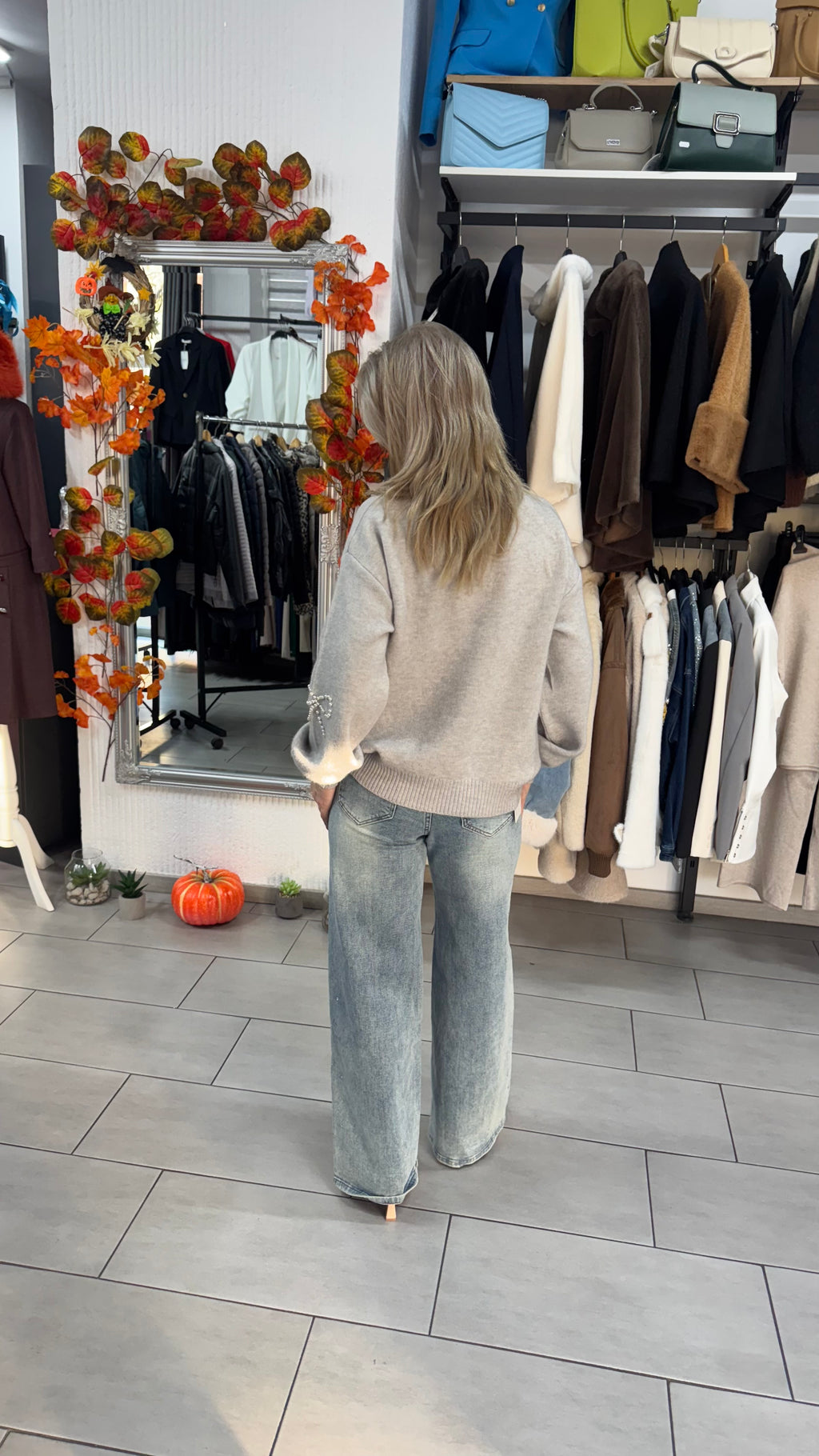 Pulover gri cu fundițe din perle aplicate