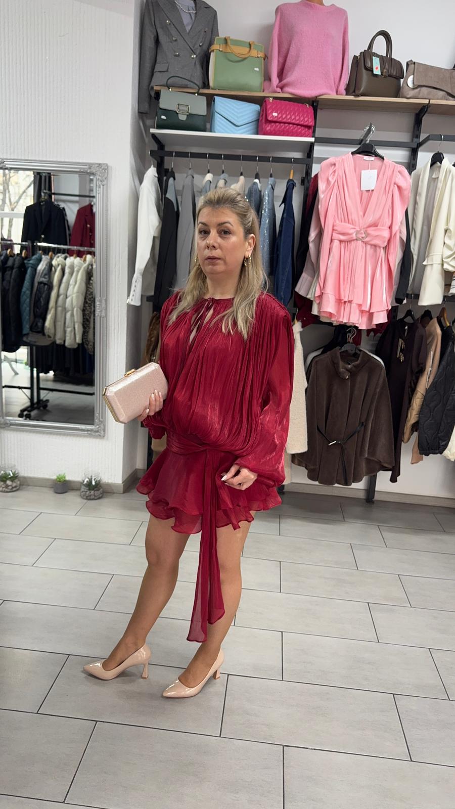 Rochie elegantă din voal roșu cu volane și talie accentuată