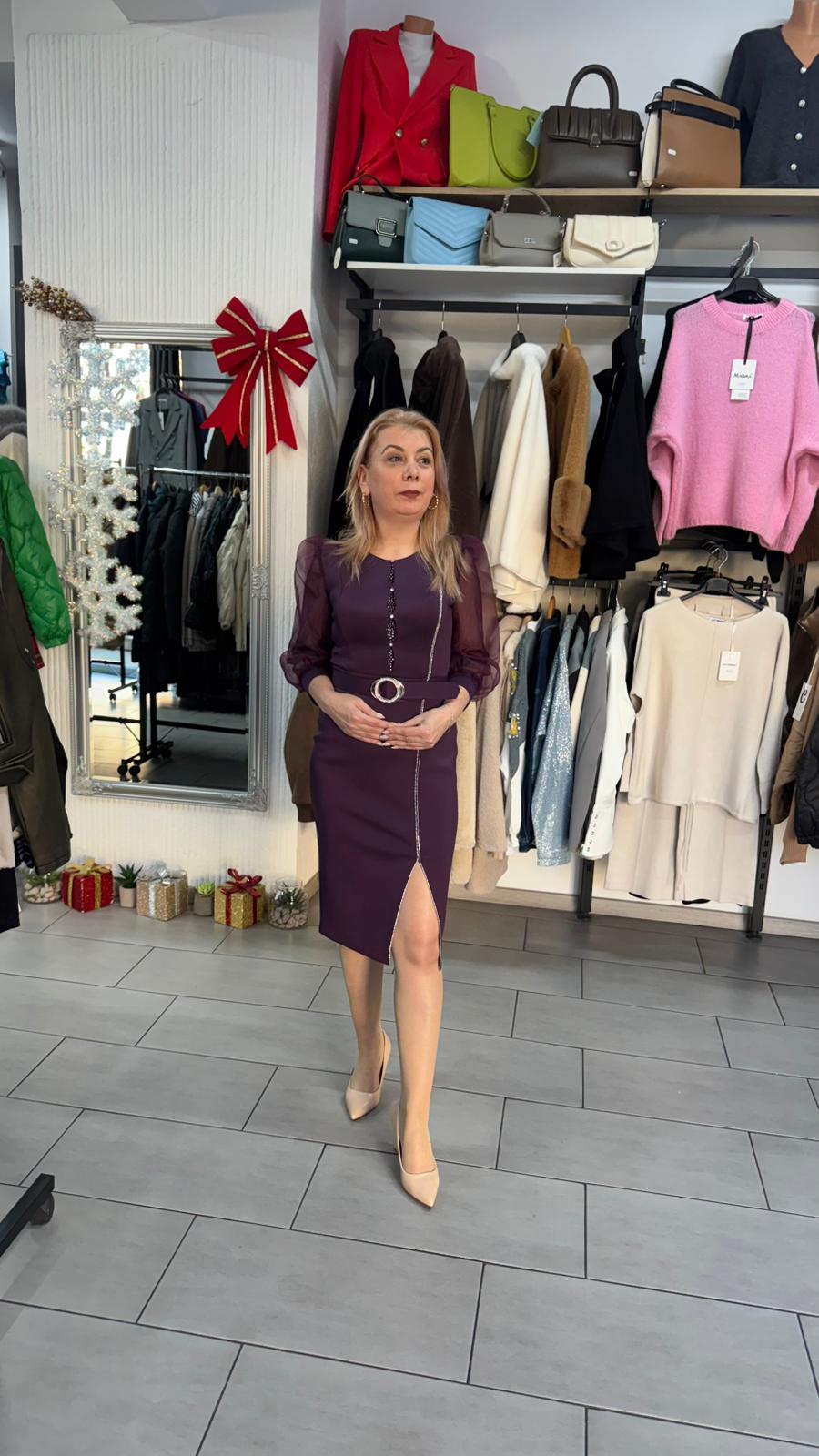 Rochie midi elegantă mov cu mâneci din voal, detalii metalice și slit frontal