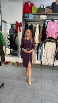 Rochie midi elegantă mov cu mâneci din voal, detalii metalice și slit frontal