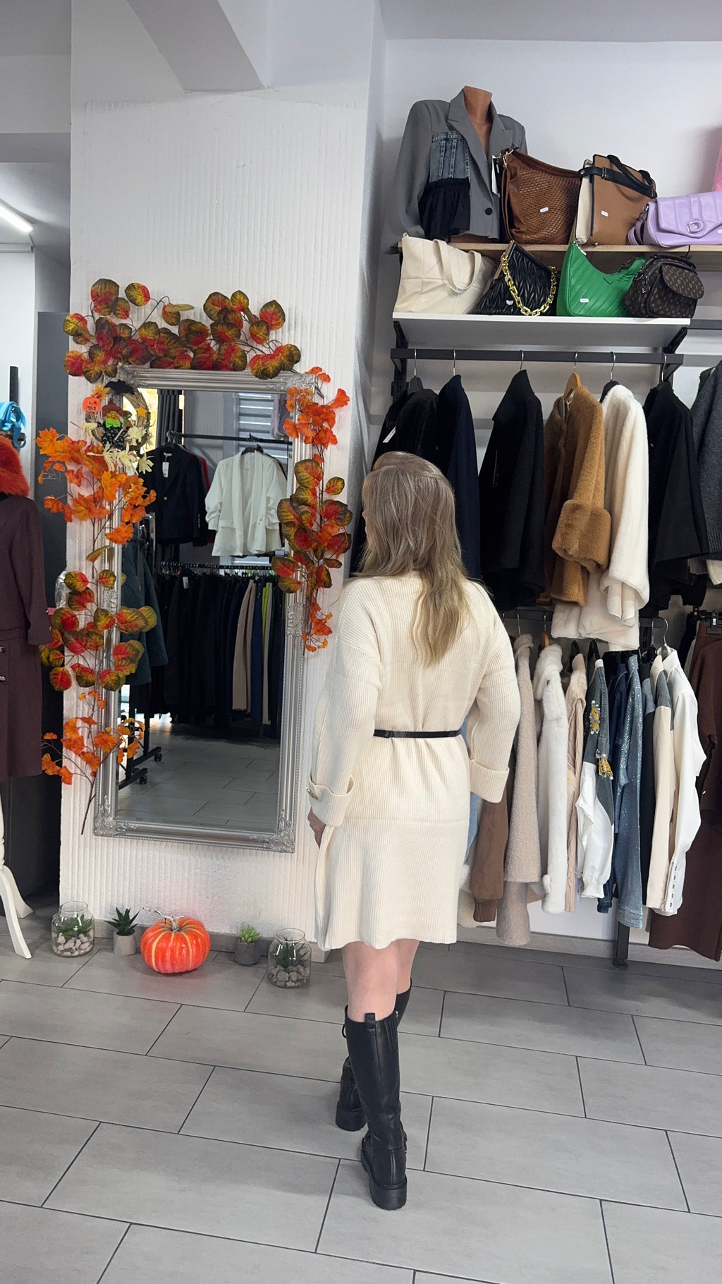 Rochie tricotată crem cu croi lejer și curea subțire