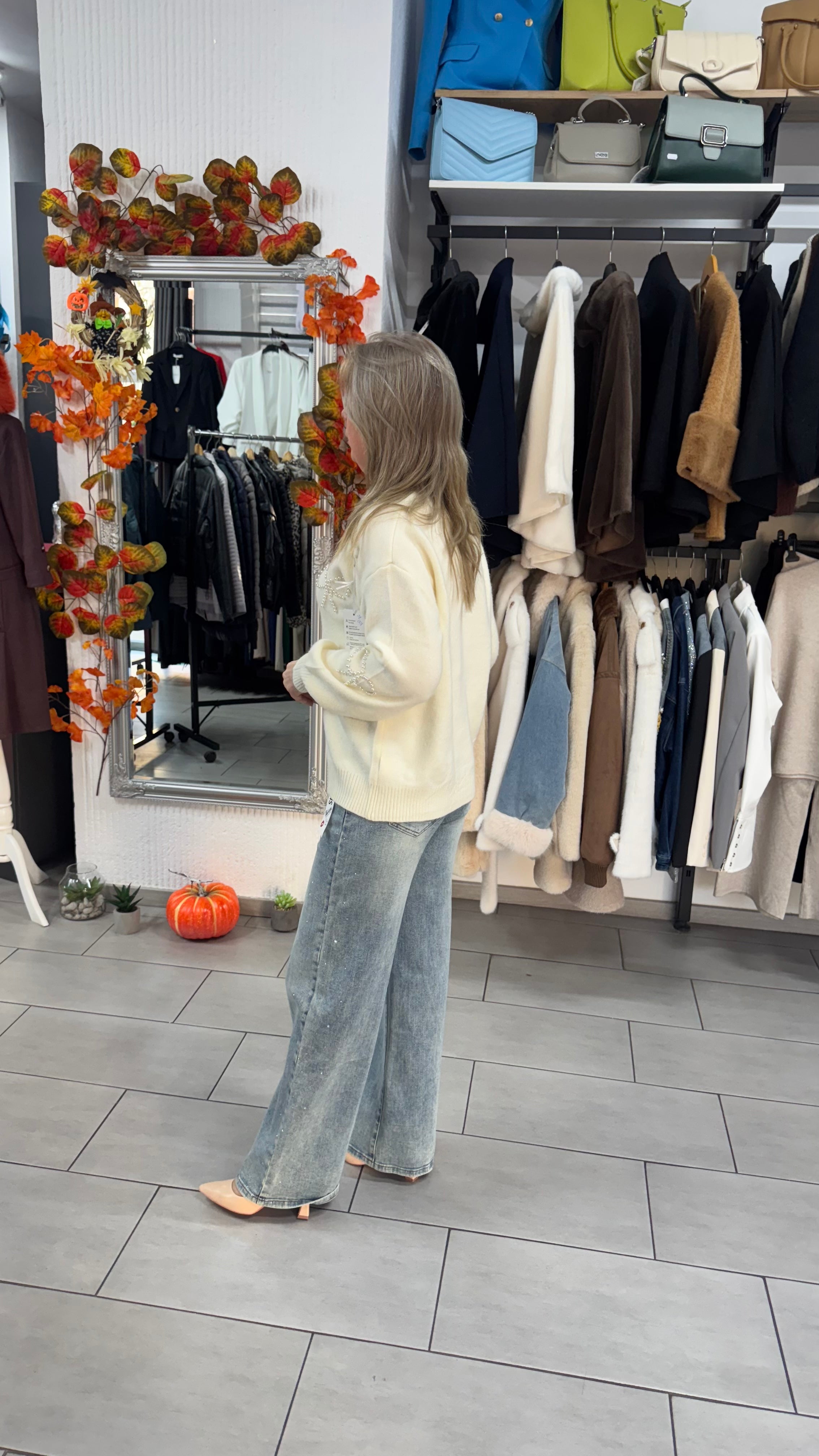 Pulover bej cu fundițe din perle aplicate