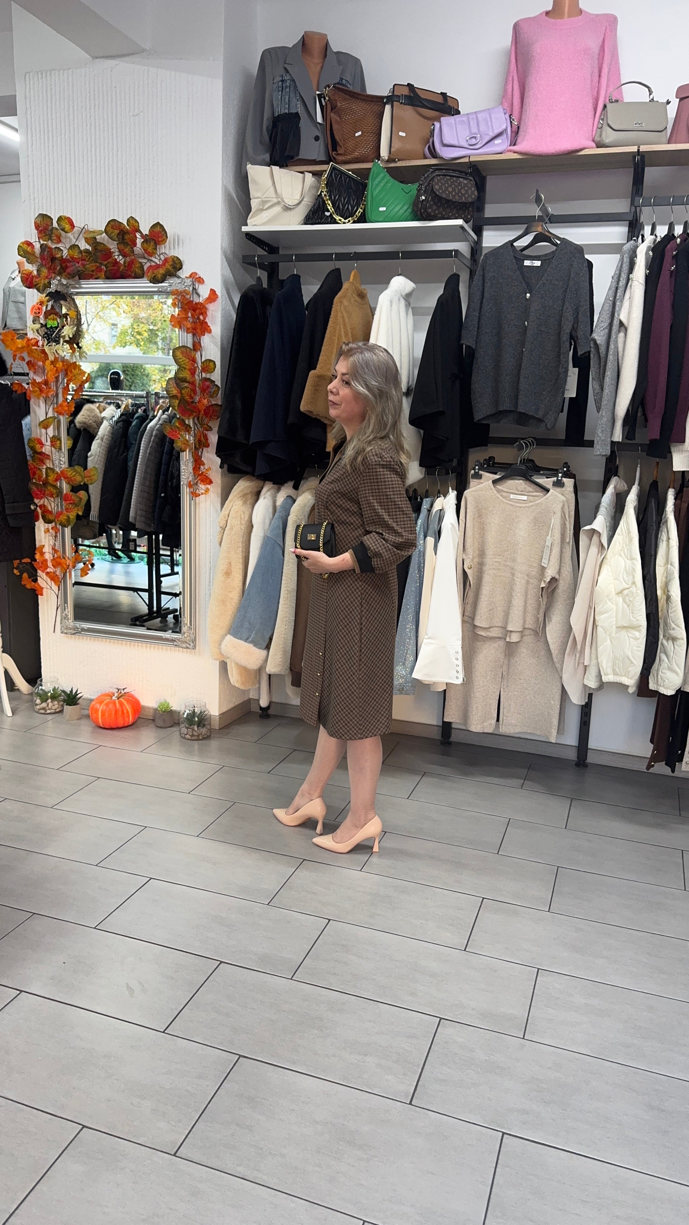 Rochie midi maro cu guler și imprimeu în carouri fine