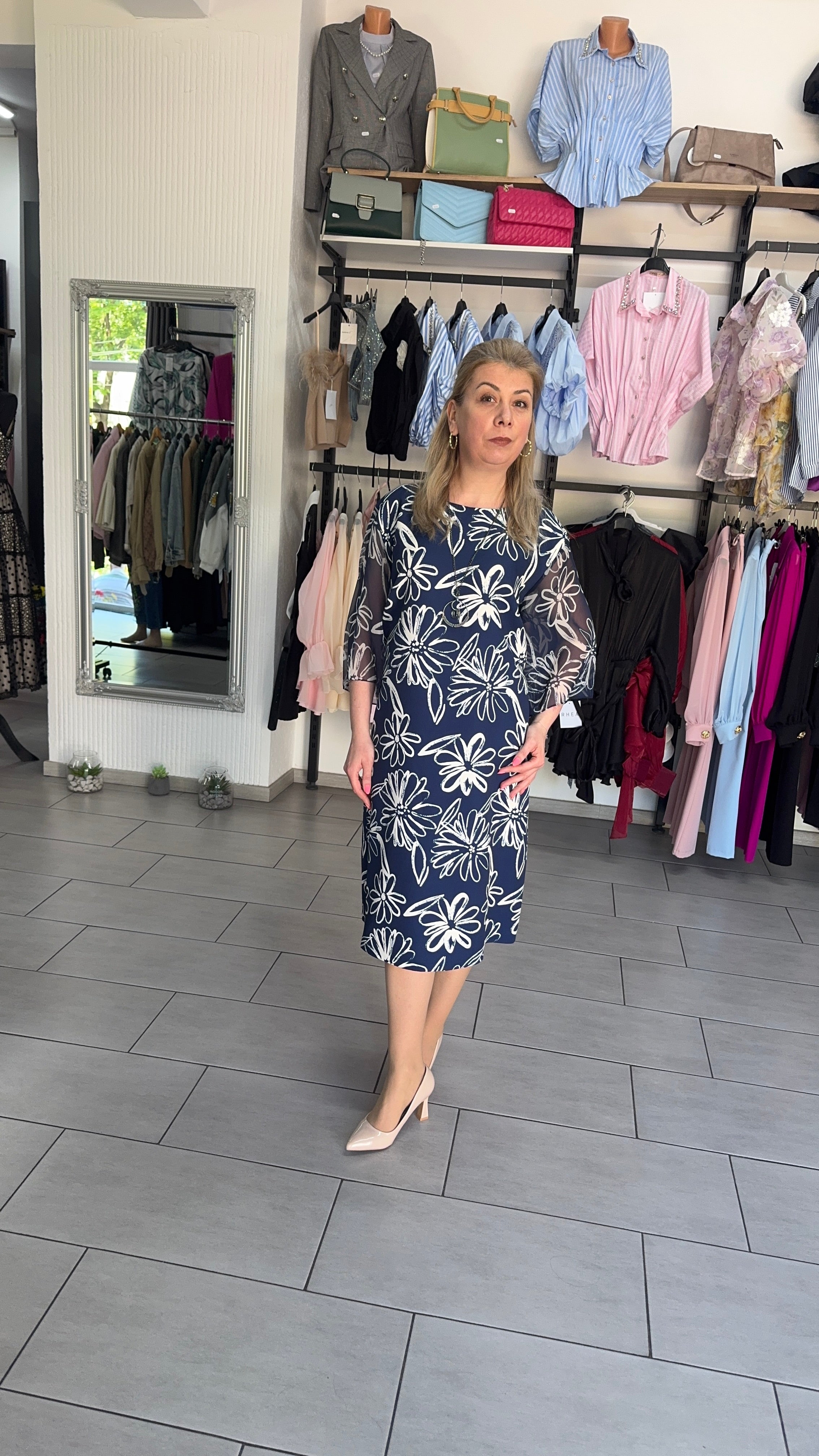 Rochie Midi Albastră cu Imprimeu Floral și Mâneci din Tull Semitransparent