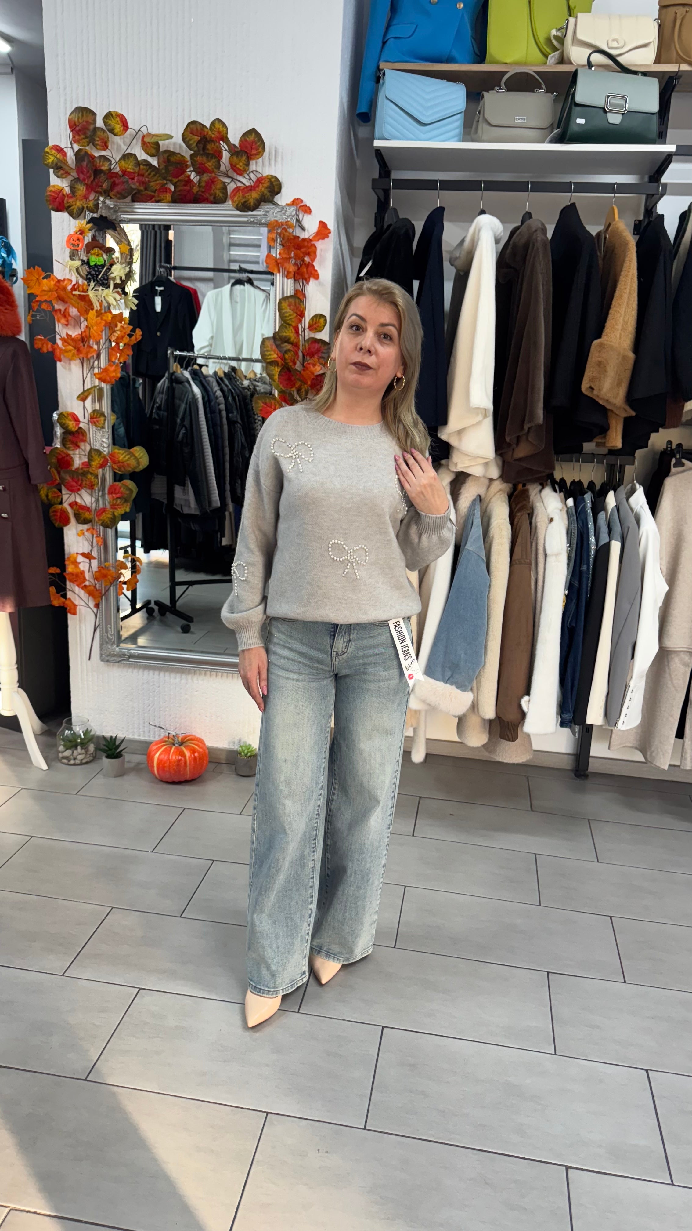 Pulover gri cu fundițe din perle aplicate