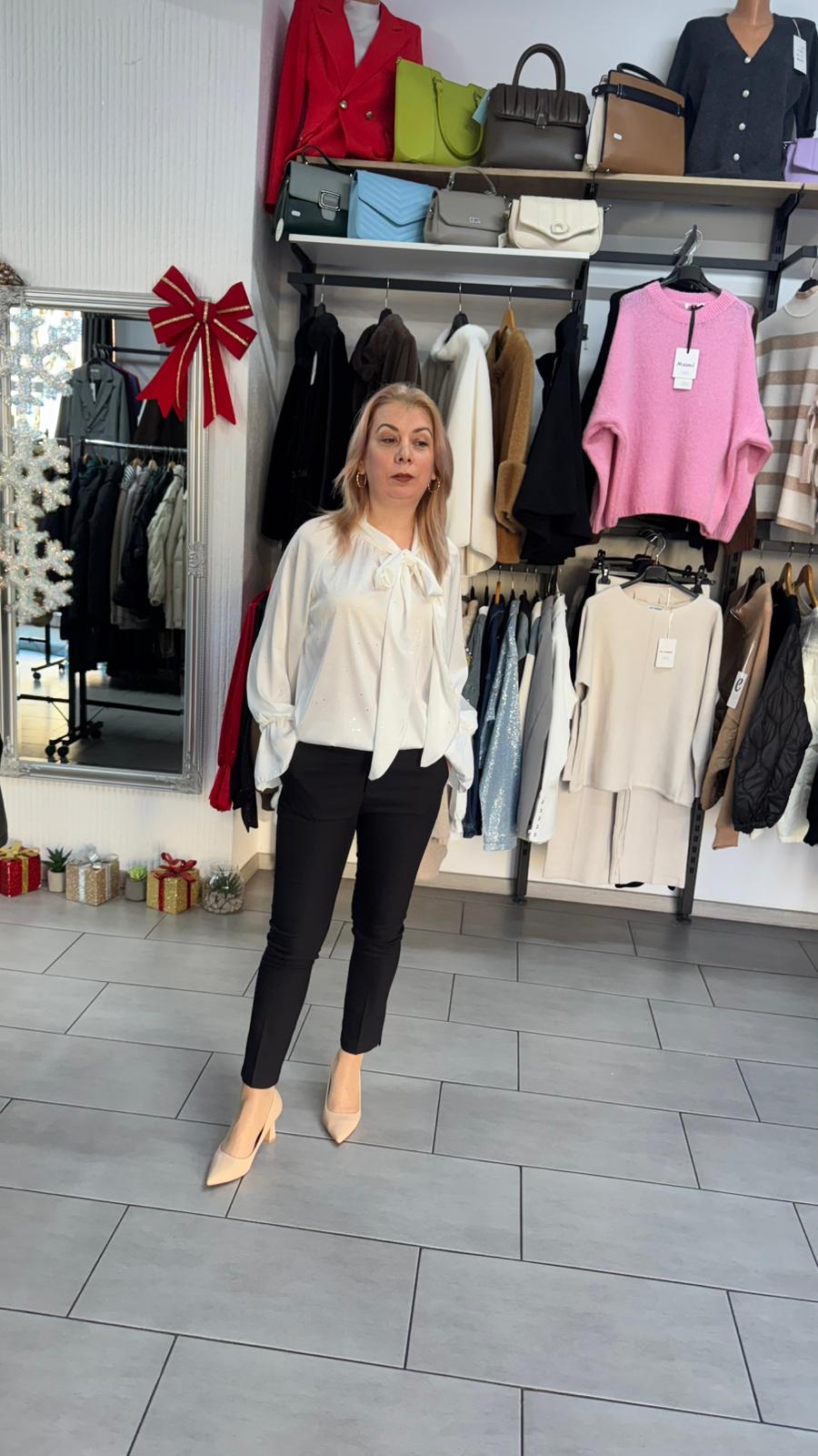 Bluză elegantă albă cu fundă decorativă și mâneci vaporoase